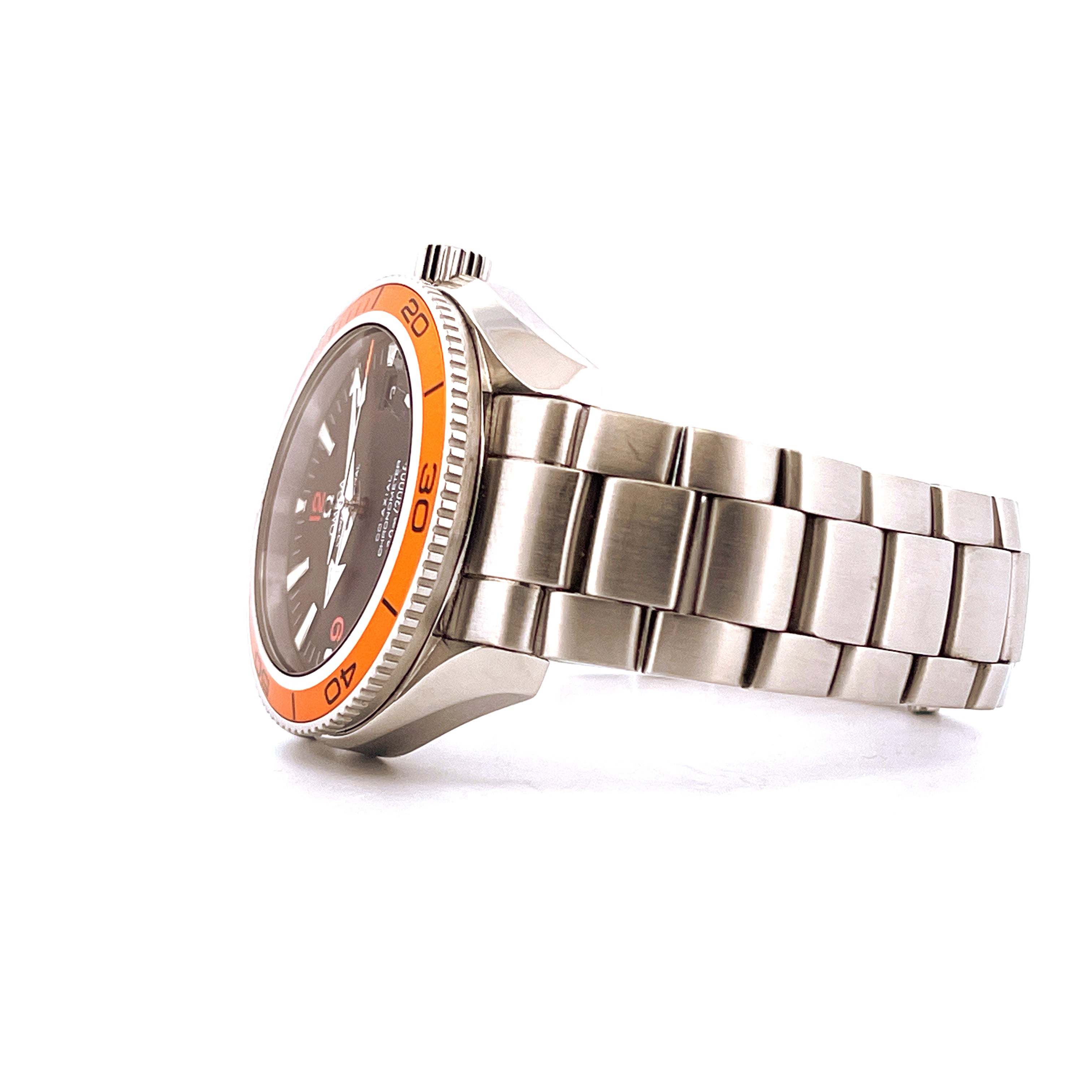 Omega Seamaster Planet Ocean Orange im Seitenprofil auf weißem Hintergrund mit Edelstahlarmband
