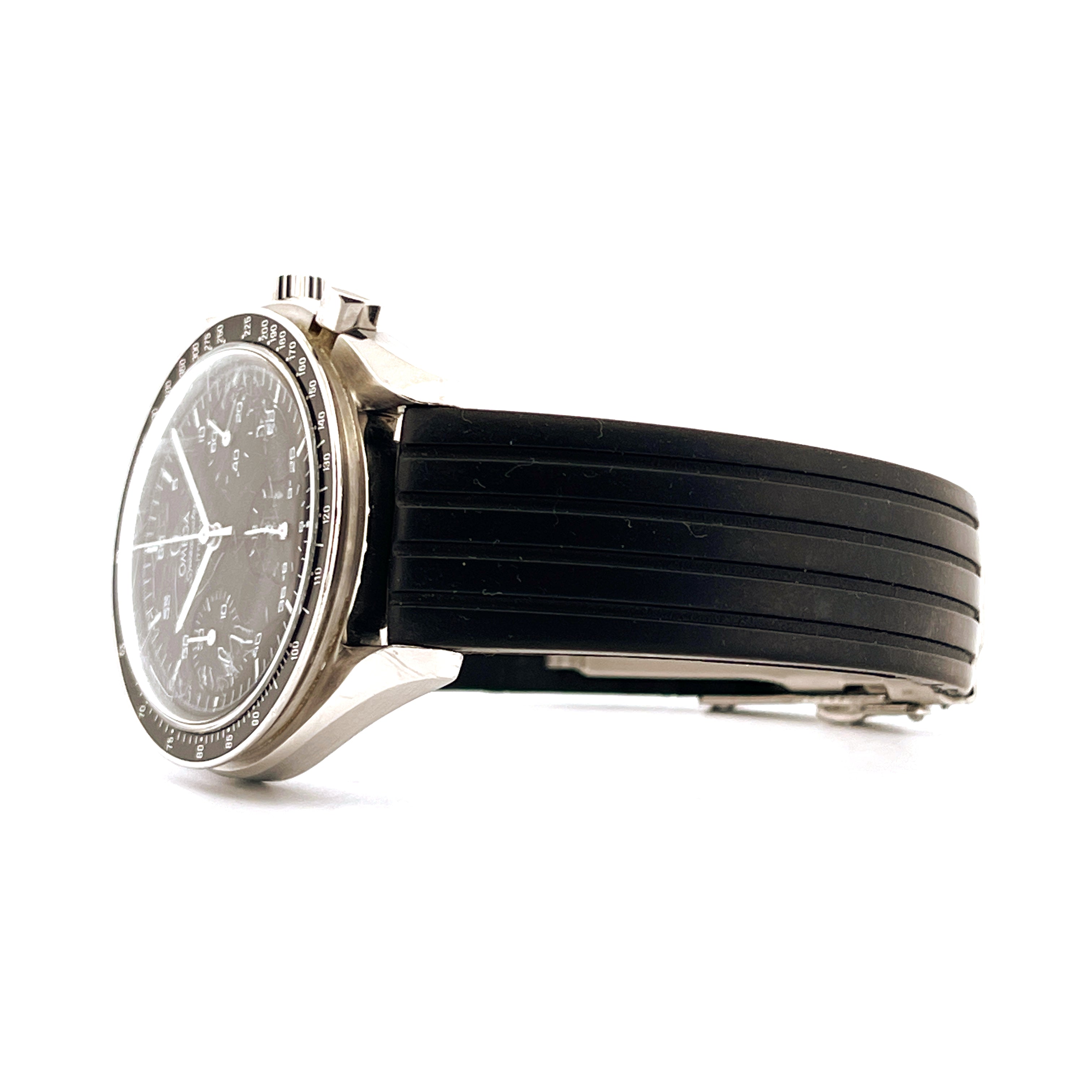 Omega Speedmaster Reduced Rubber mit Stahlgehäuse und schwarzem Kautschukband von der Seite gesehen