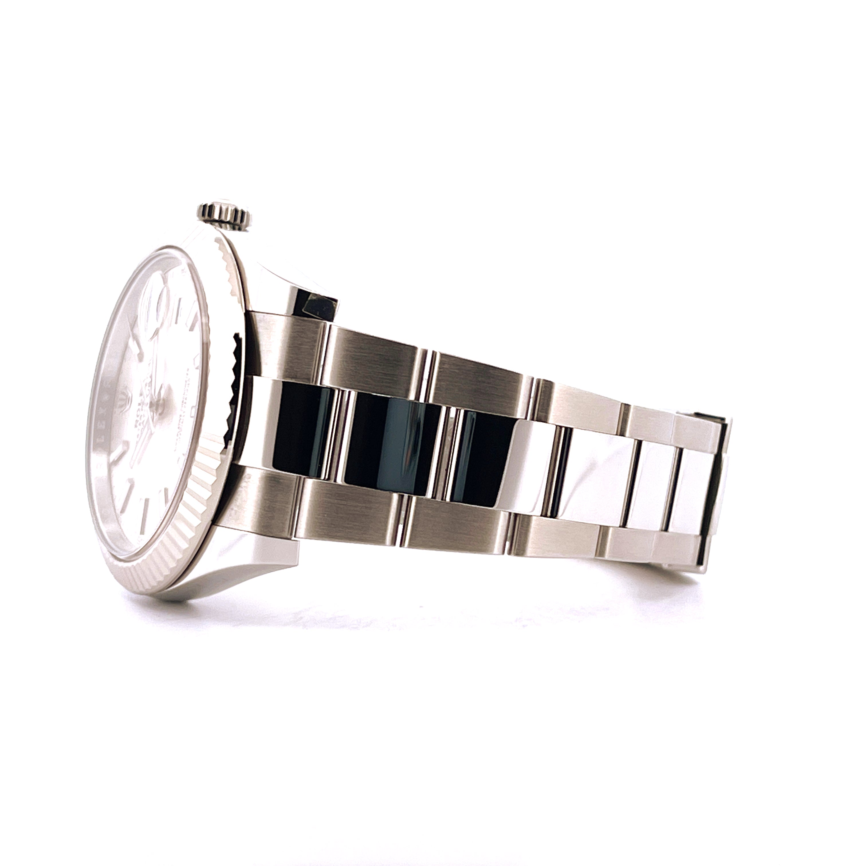 Rolex Datejust 41 Silver 2024 Seitenansicht des silbernen Stahlarmbands mit teilpolierten Gliedern und einem silbernen Geh…