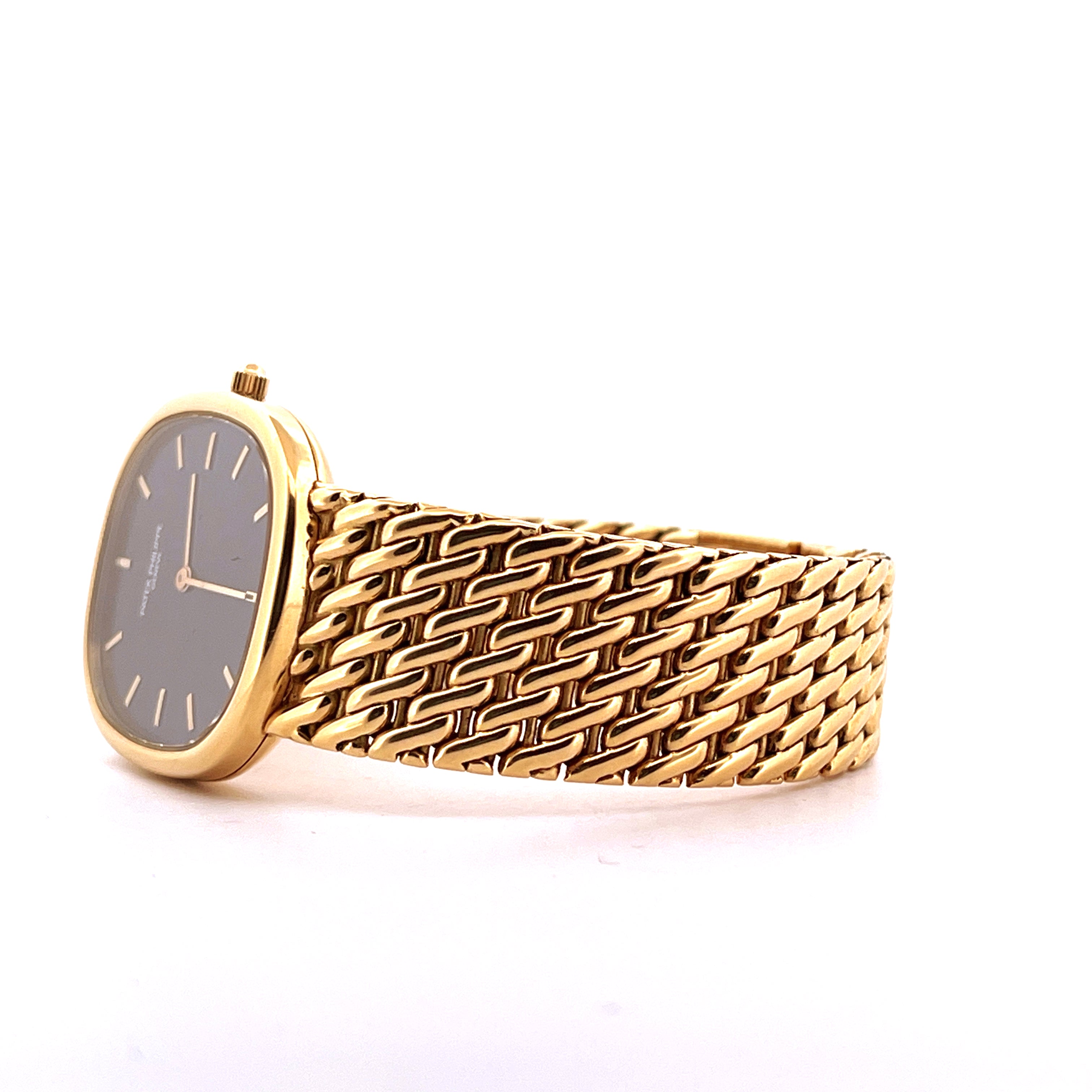 Patek Philippe Ellipse 3738/117 im Seitenprofil, Gelbgold mit integriertem Gliederarmband auf weißem Hintergrund