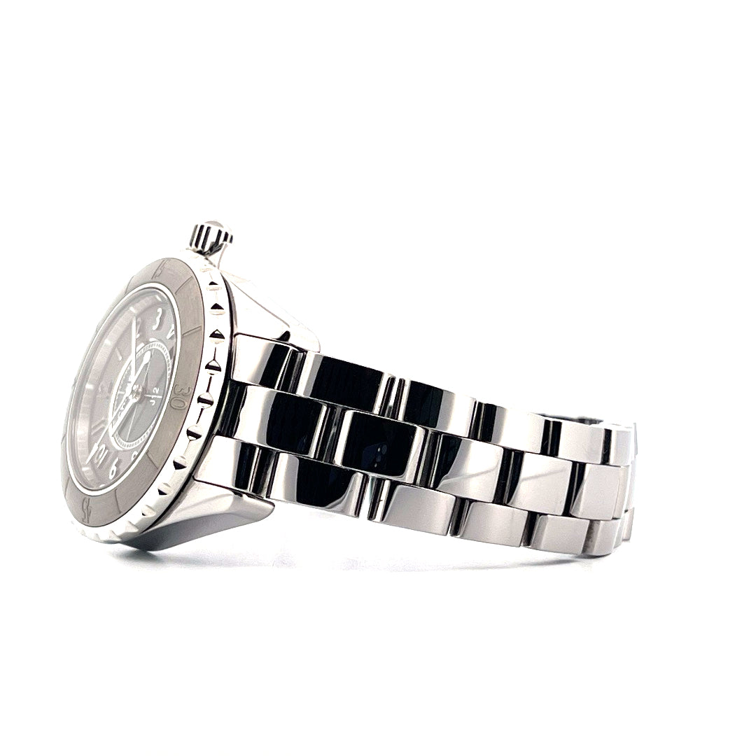 Seitenansicht einer neuen, ungetragenen Chanel J12 33mm grau Keramikuhr mit Quarzwerk und Edelstahlarmband