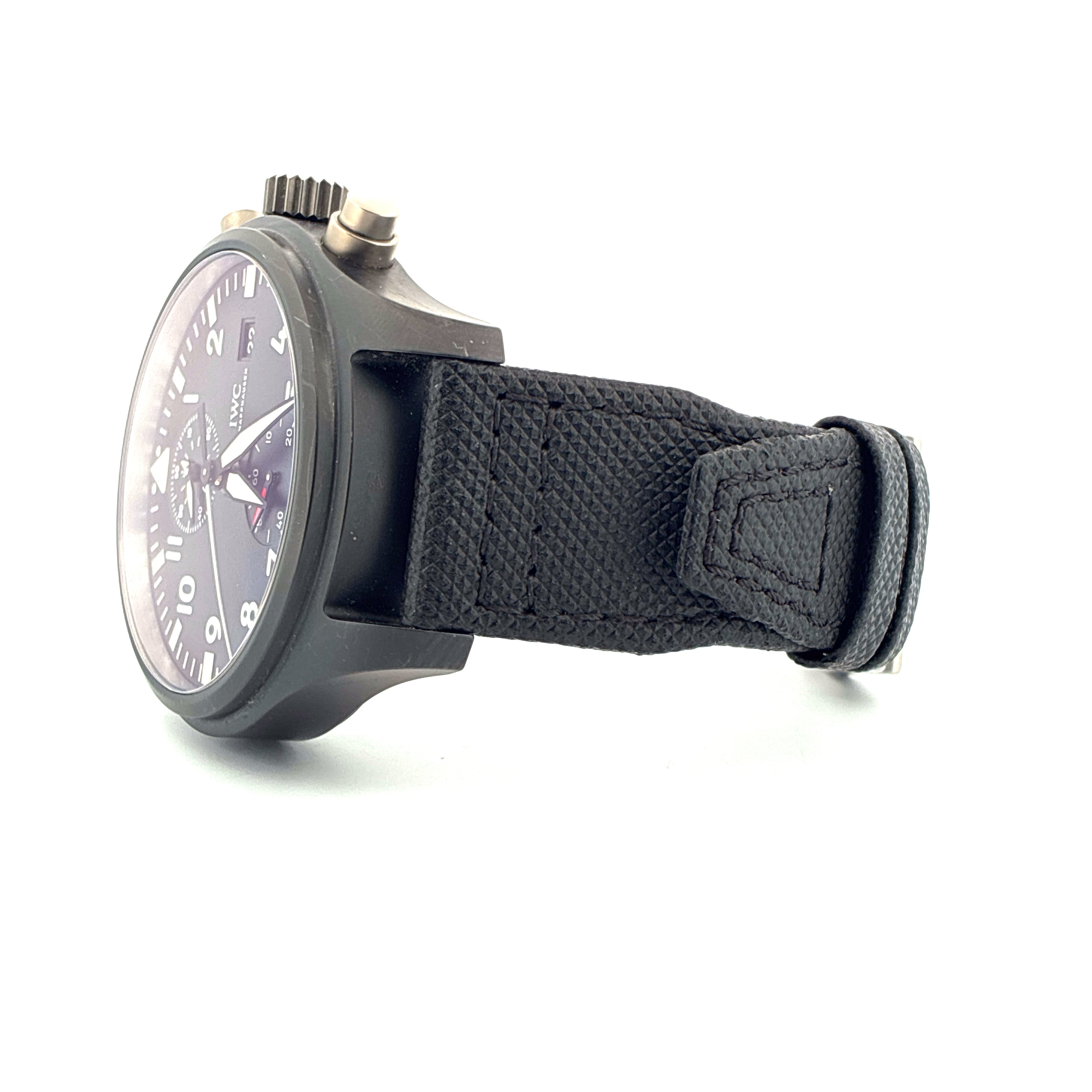 Seitenansicht einer IWC Fliegeruhr Chronograph Top Gun aus schwarzer Keramik mit schwarzem Textilarmband