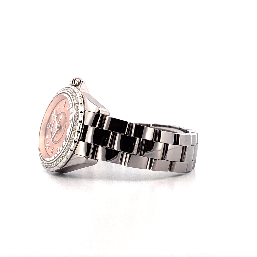 Chanel J12 33mm powder pink Quarz Uhr mit Keramikgehäuse und Diamantbesatz im Seitenprofil