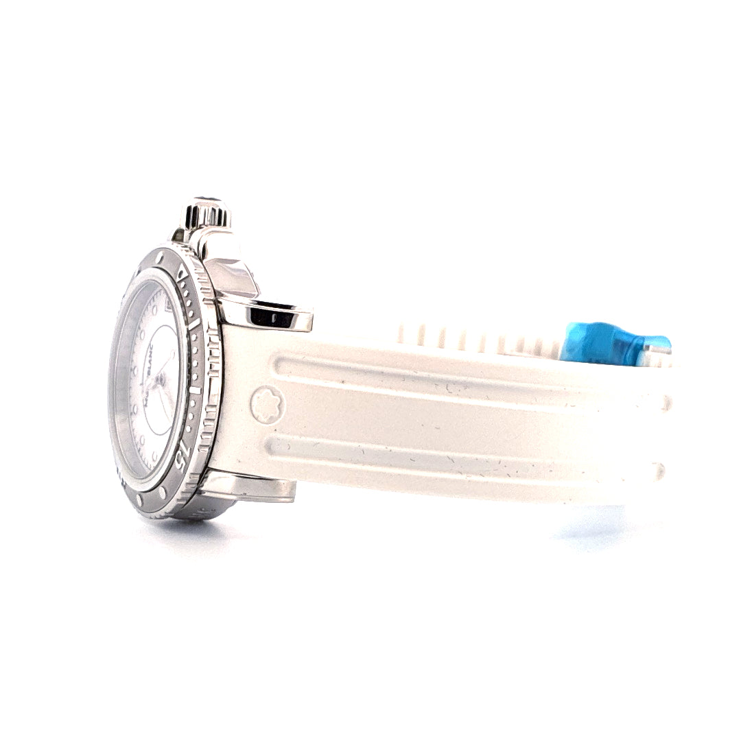 Seitenansicht der Montblanc Sport Lady 34mm aus Edelstahl und Kautschuk mit weißem Zifferblatt und blauem Schutzdetail