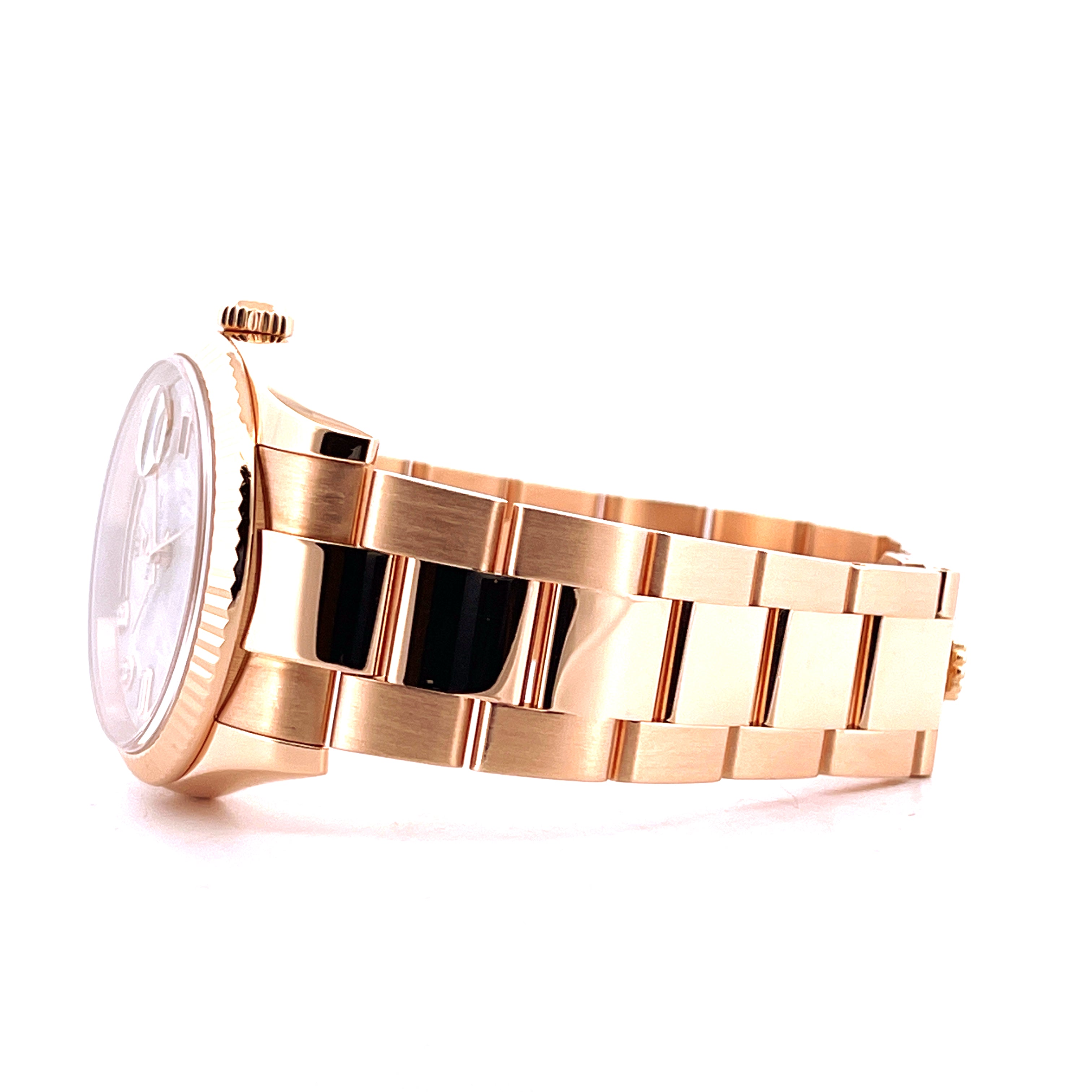 Rolex Day-Date 36 Meteorit Roségold in Seitenansicht mit geflochtenem Armband