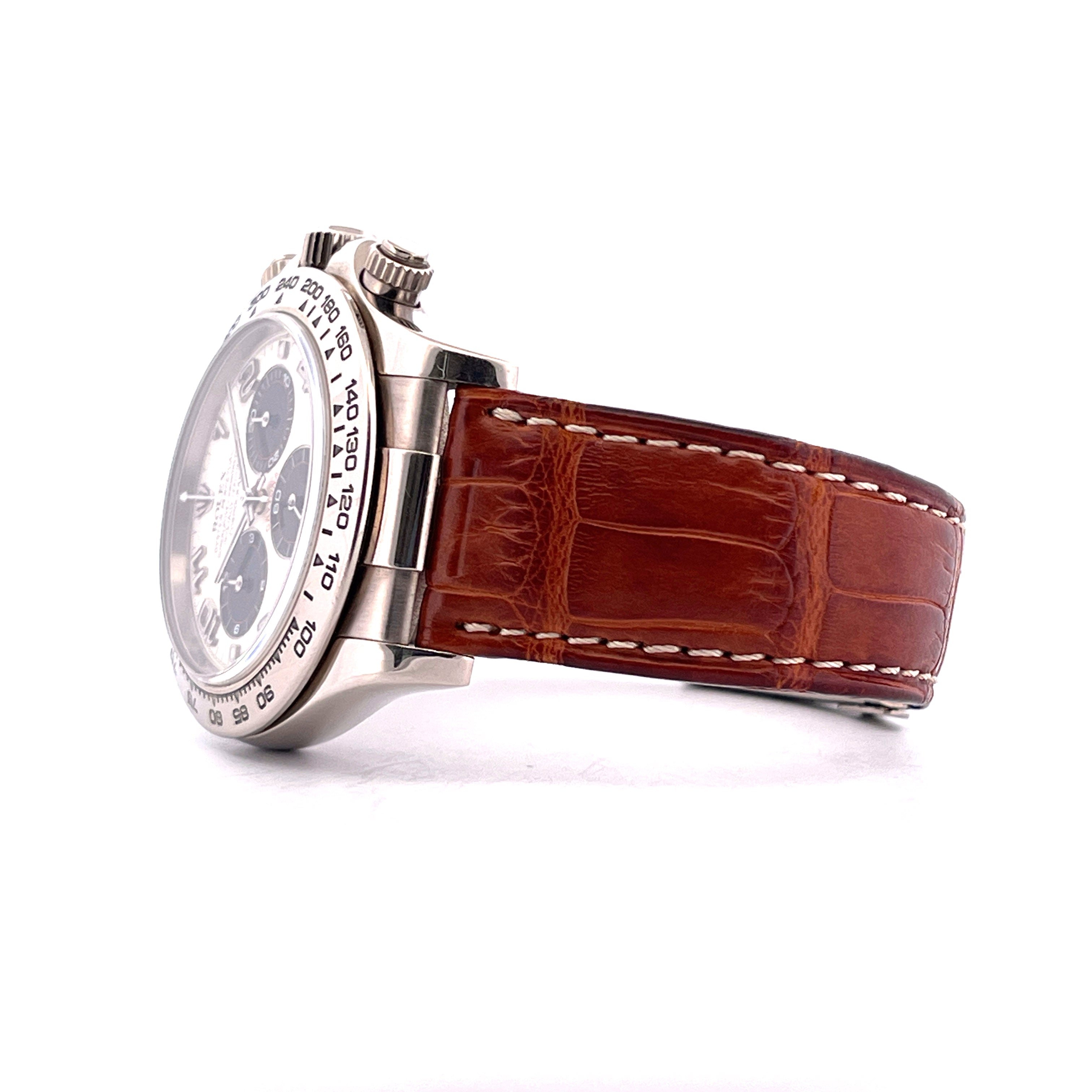 Rolex Daytona Panda Racing Dial in Weißgold, Seitenansicht mit braunem Kroko-Lederband