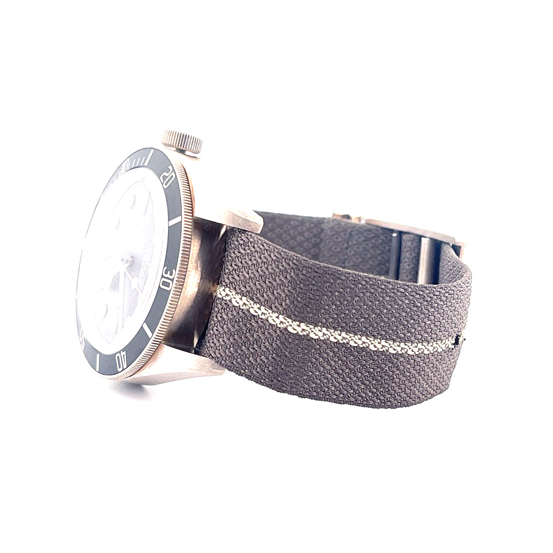 Tudor Black Bay Fifty-Eight 925 Silber Automatikuhr mit grauem Stoffband Seitenansicht