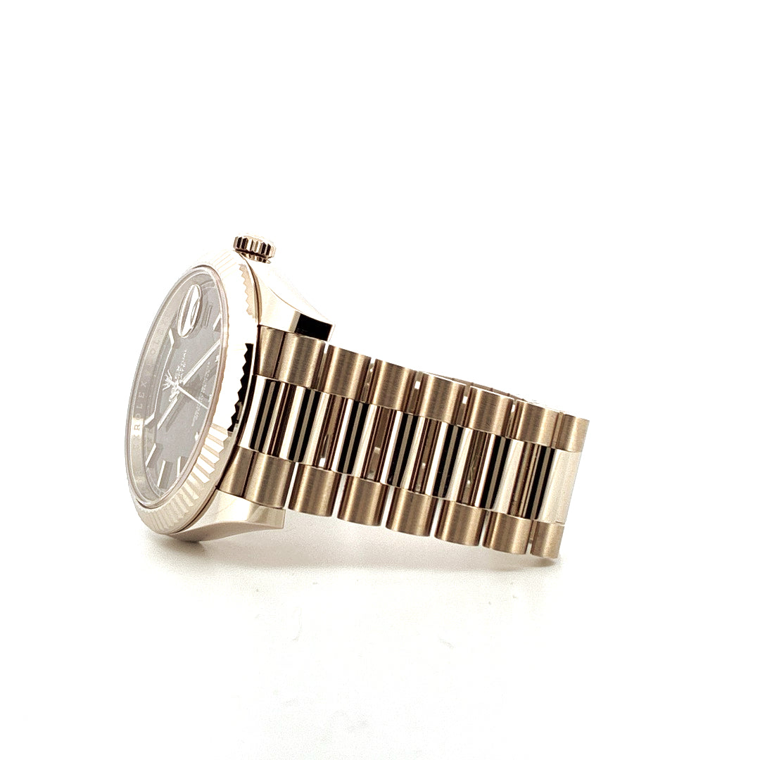 Rolex Day-Date 40 Grey Weißgold Automatik im seitlichen Blick auf weißem Hintergrund