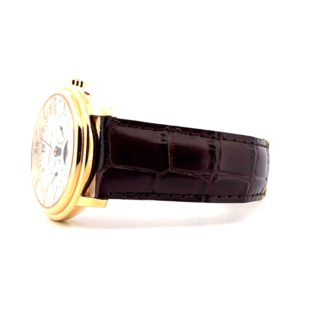 Frederique Constant Business Timer, Seitenansicht eines goldenen Gehäuses mit braunem Krokodillederarmband