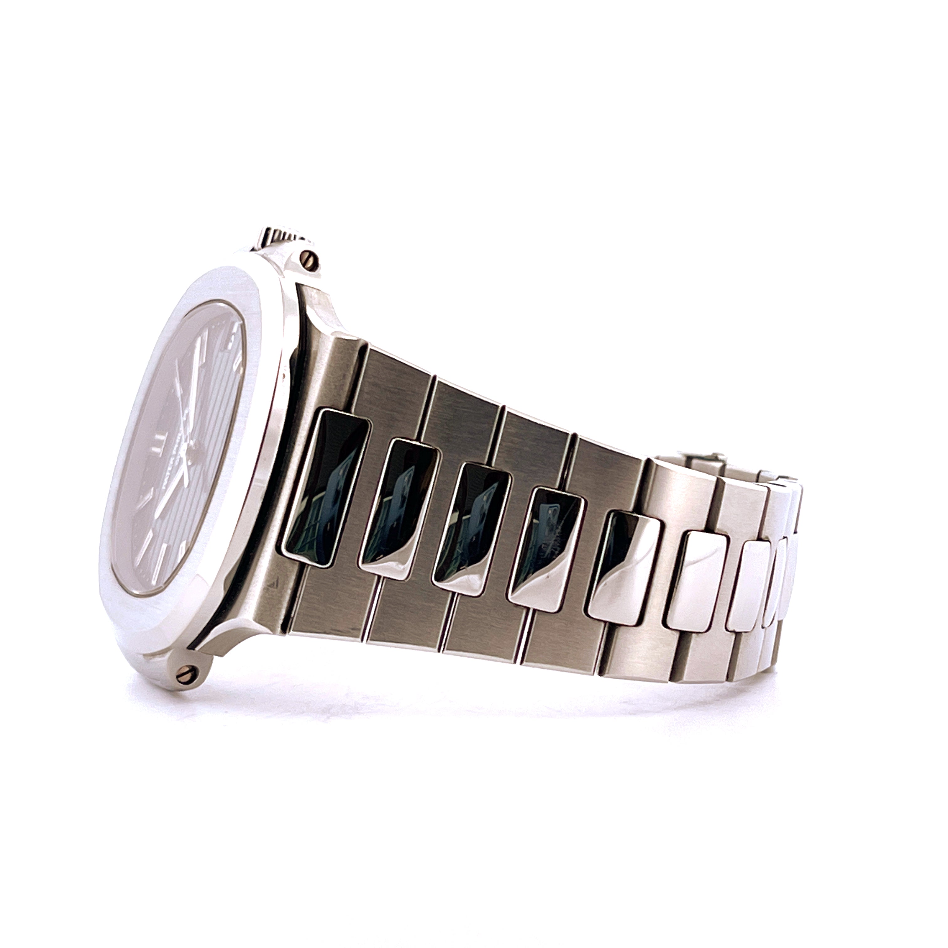 Patek Philippe Nautilus Ref 5711/1A-001 in Edelstahl Seitenansicht mit silbernem Armband und grauem Zifferblatt auf weißem…