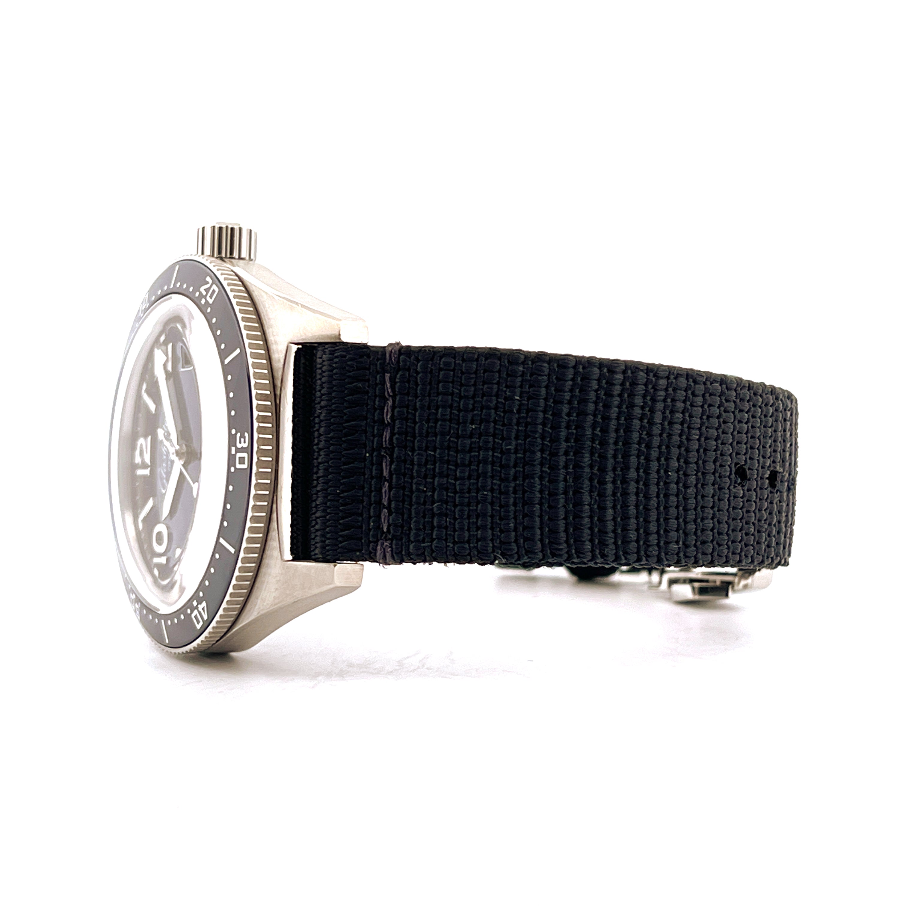 Glashütte Original Seaq Blue 39,5 Seitenansicht mit schwarzem Textilarmband auf weißem Hintergrund