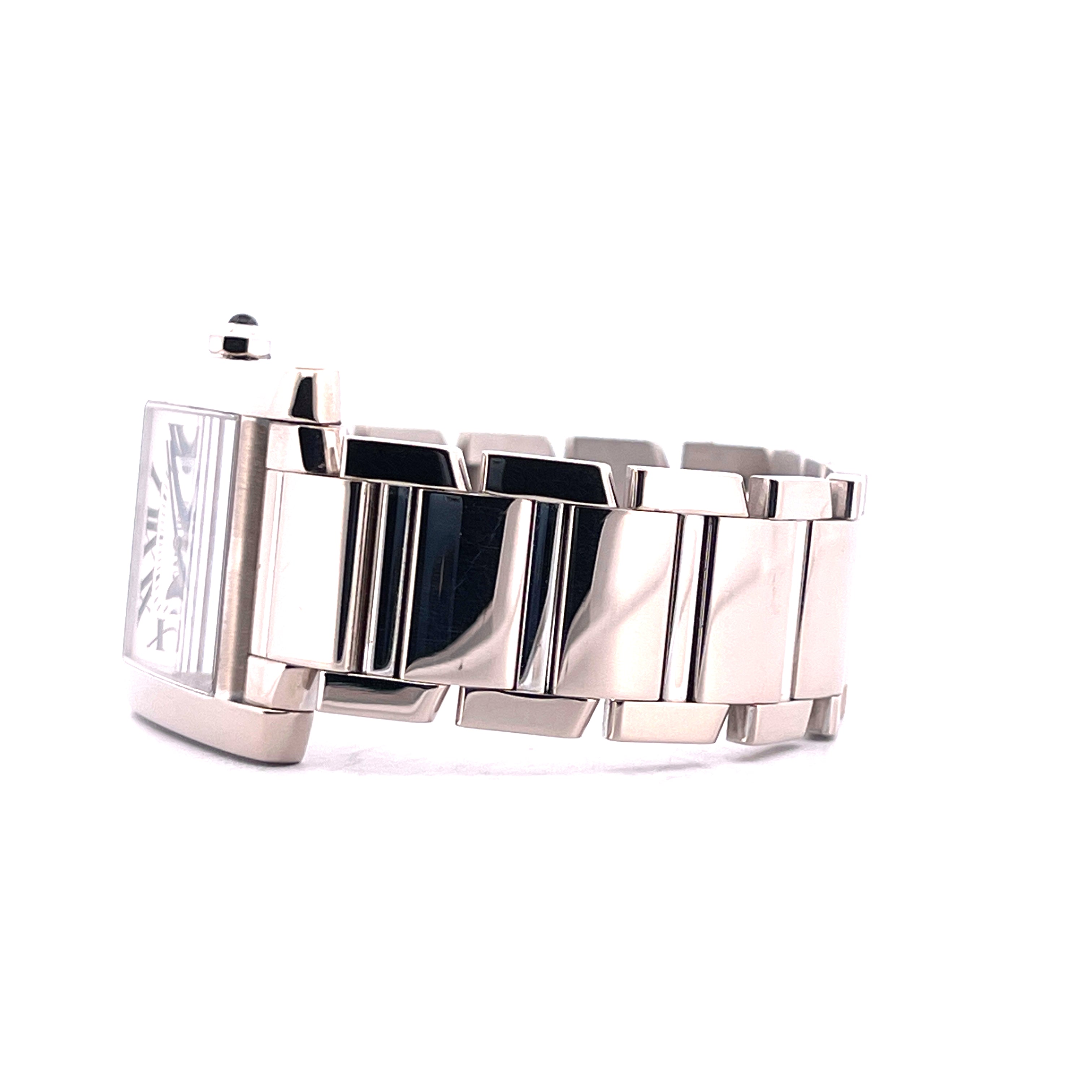 Cartier Tank Francaise aus Weißgold, Seitenansicht auf weißem Hintergrund mit sichtbarem Zifferblatt und Armband