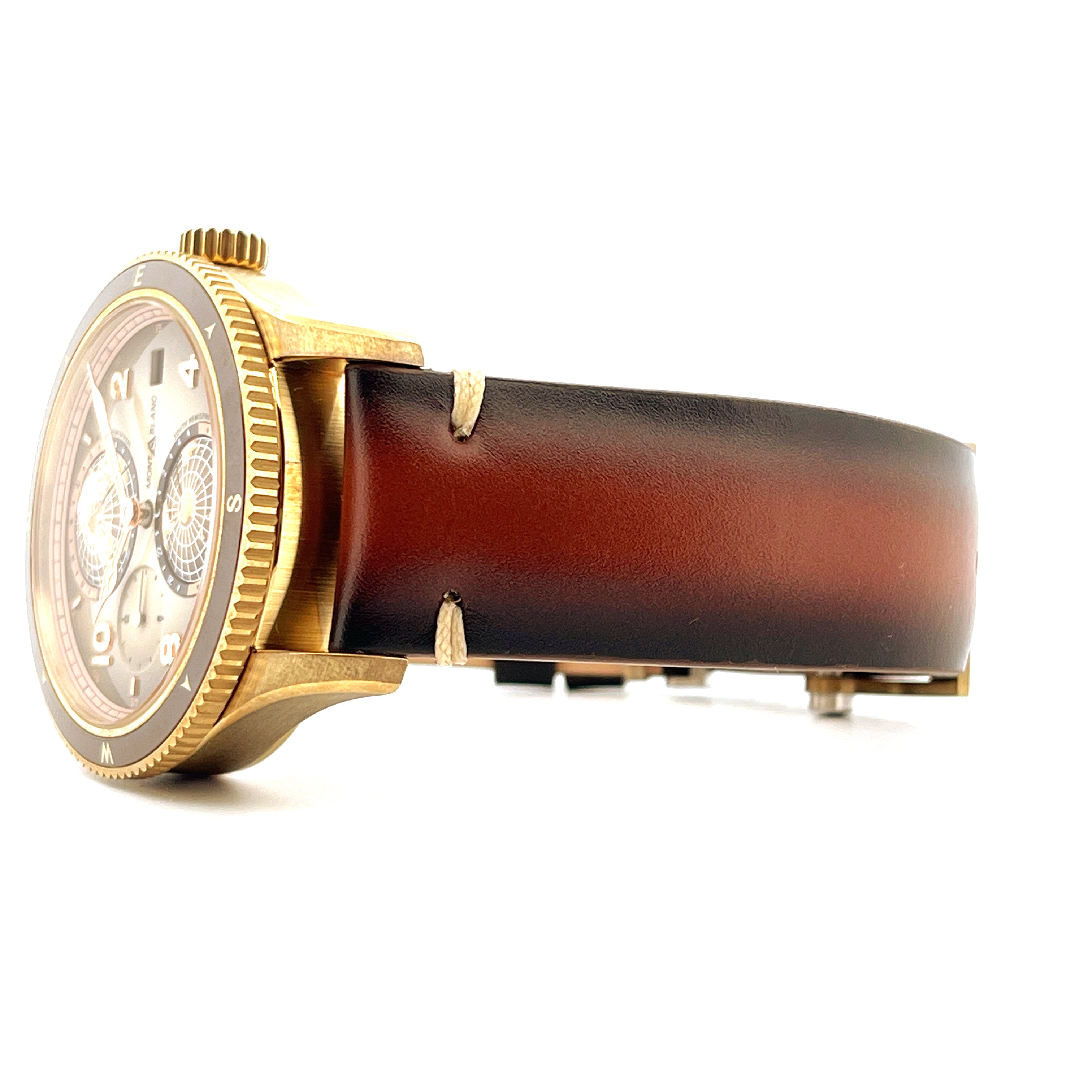 Montblanc 1858 Geosphere Automatik-Uhr in Bronze mit braunem Lederarmband, Seitenansicht auf weißem Hintergrund
