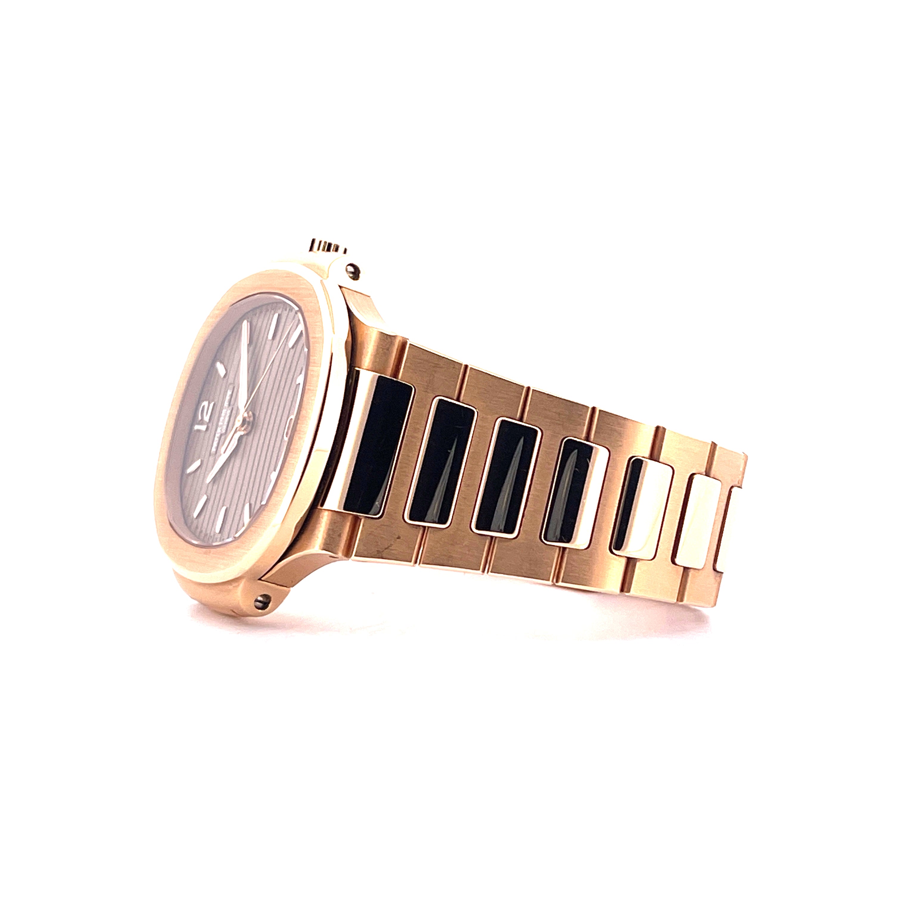 Patek Philippe Nautilus 7118/1R-010 Roségold-Uhr im Profil auf weißem Hintergrund mit grauem Zifferblatt und zweifarbigem…