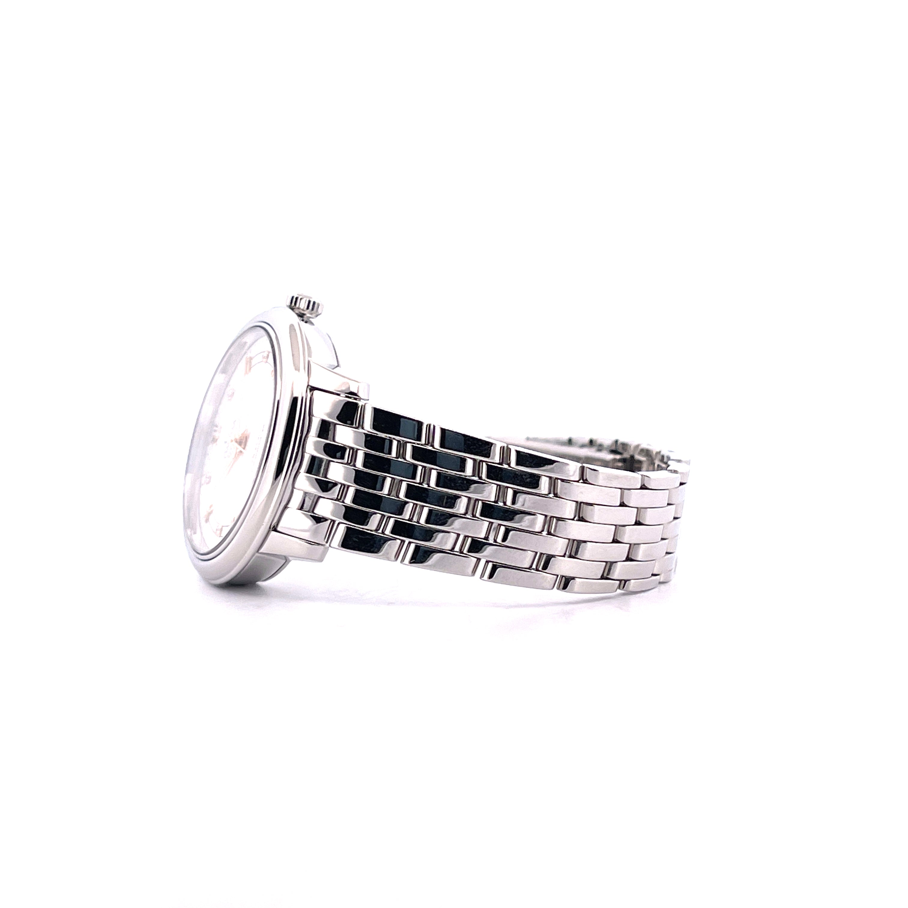 Omega De Ville Prestige Lady im Seitenprofil auf weißem Hintergrund mit Stahlgehäuse und -armband