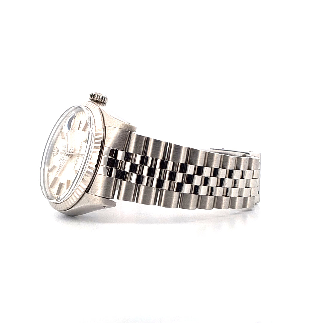 Rolex Datejust 36 von 1987, Seitenansicht eines Stahlgehäuses mit silbernem Zifferblatt und Jubilee-Armband auf weißem Hintergrund