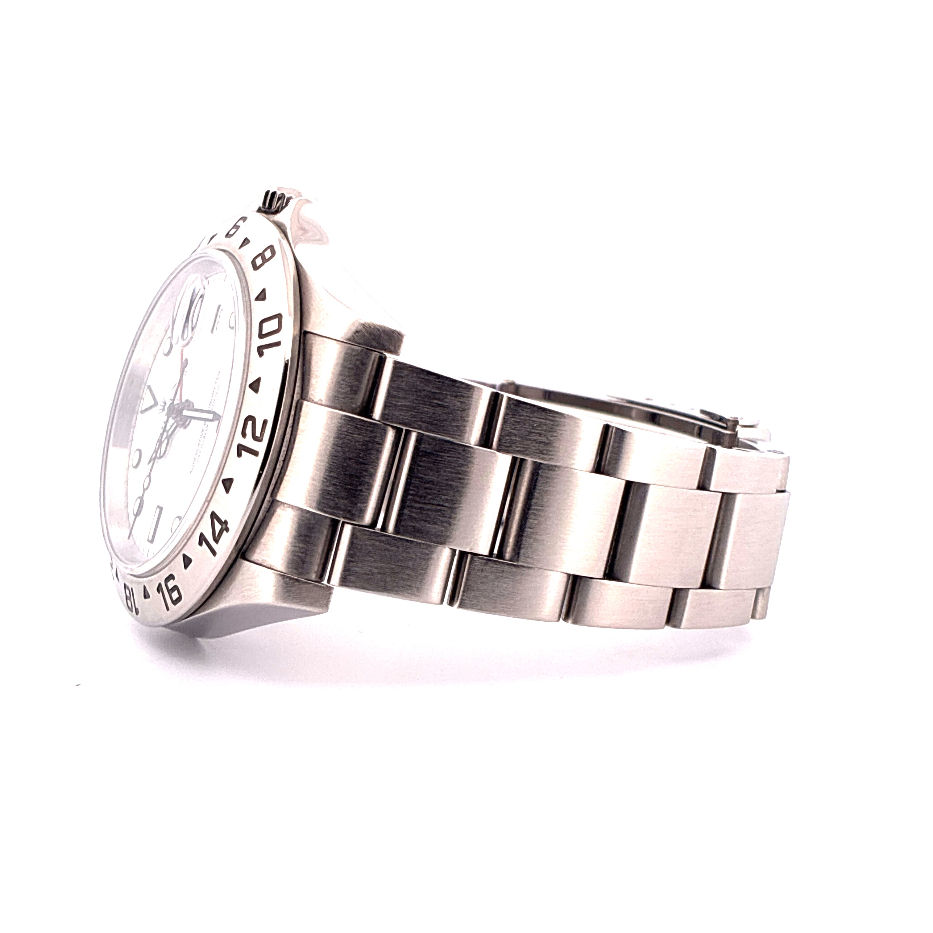 Rolex Explorer II mit weißem Zifferblatt und Stahlarmband in Seitenansicht