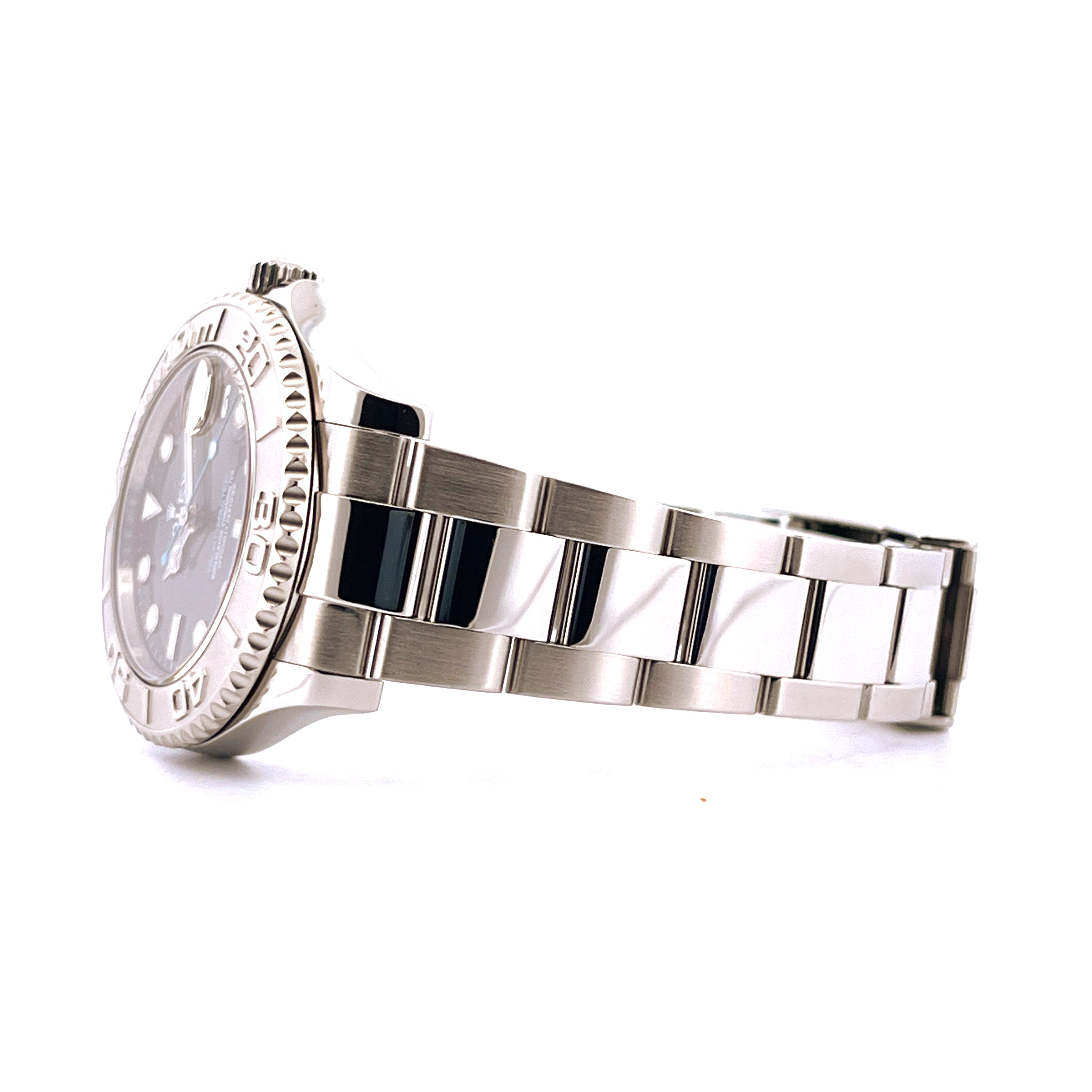 Rolex Yacht-Master 37 Rhodium Edelstahl Automatik Uhr im Seitenprofil auf weißem Hintergrund