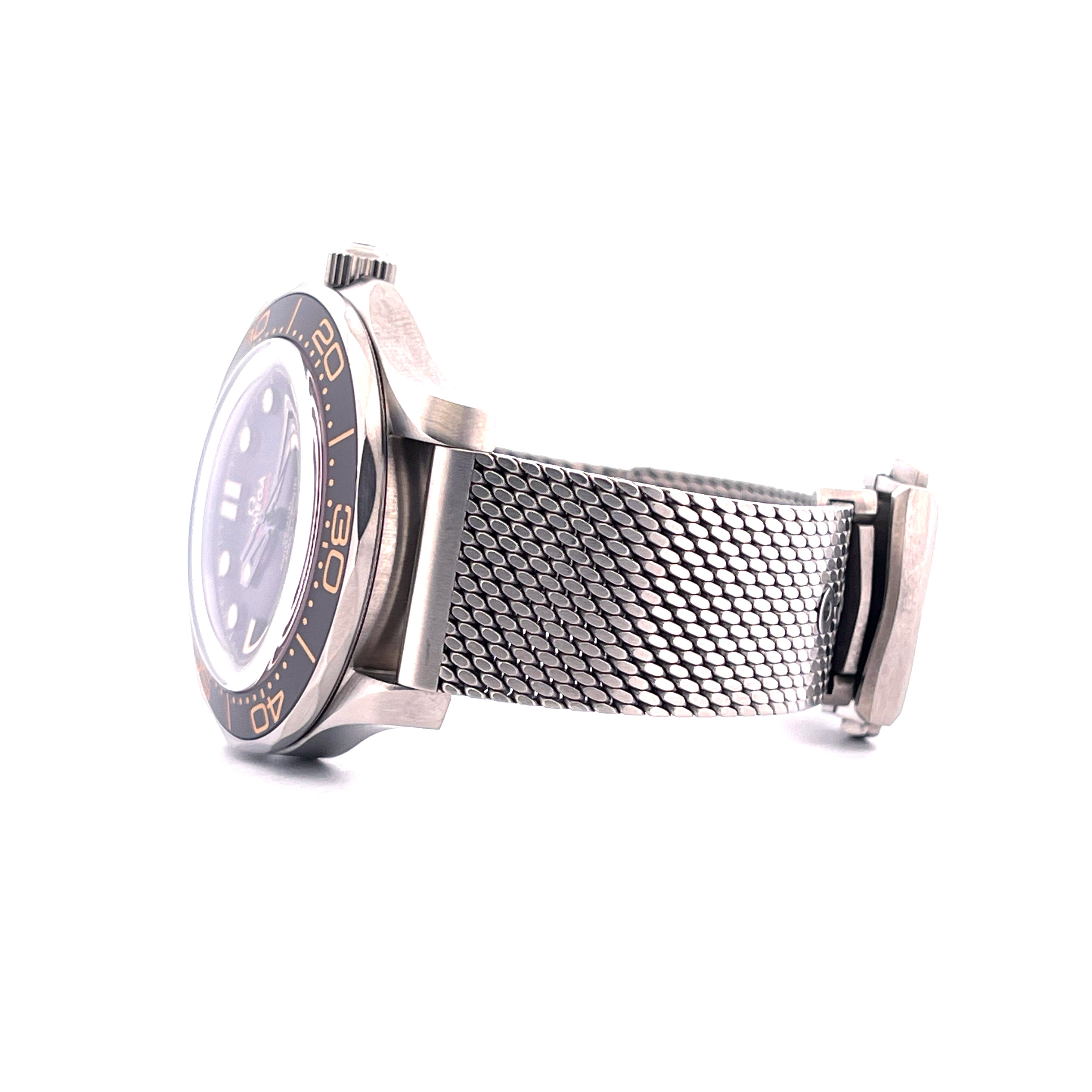 Omega Seamaster Diver 300m Titan mit Mesh-Armband im Profil auf weißem Hintergrund
