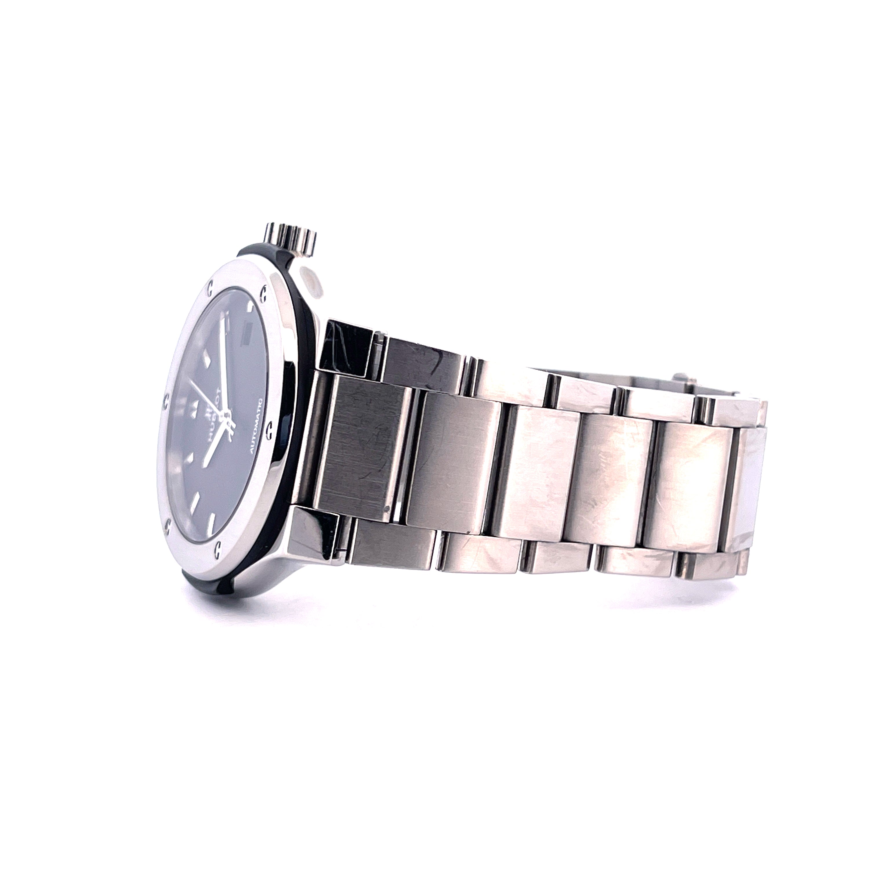 Hublot Classic Fusion mit schwarzem Zifferblatt und Titanarmband im Profil auf weissem Hintergrund