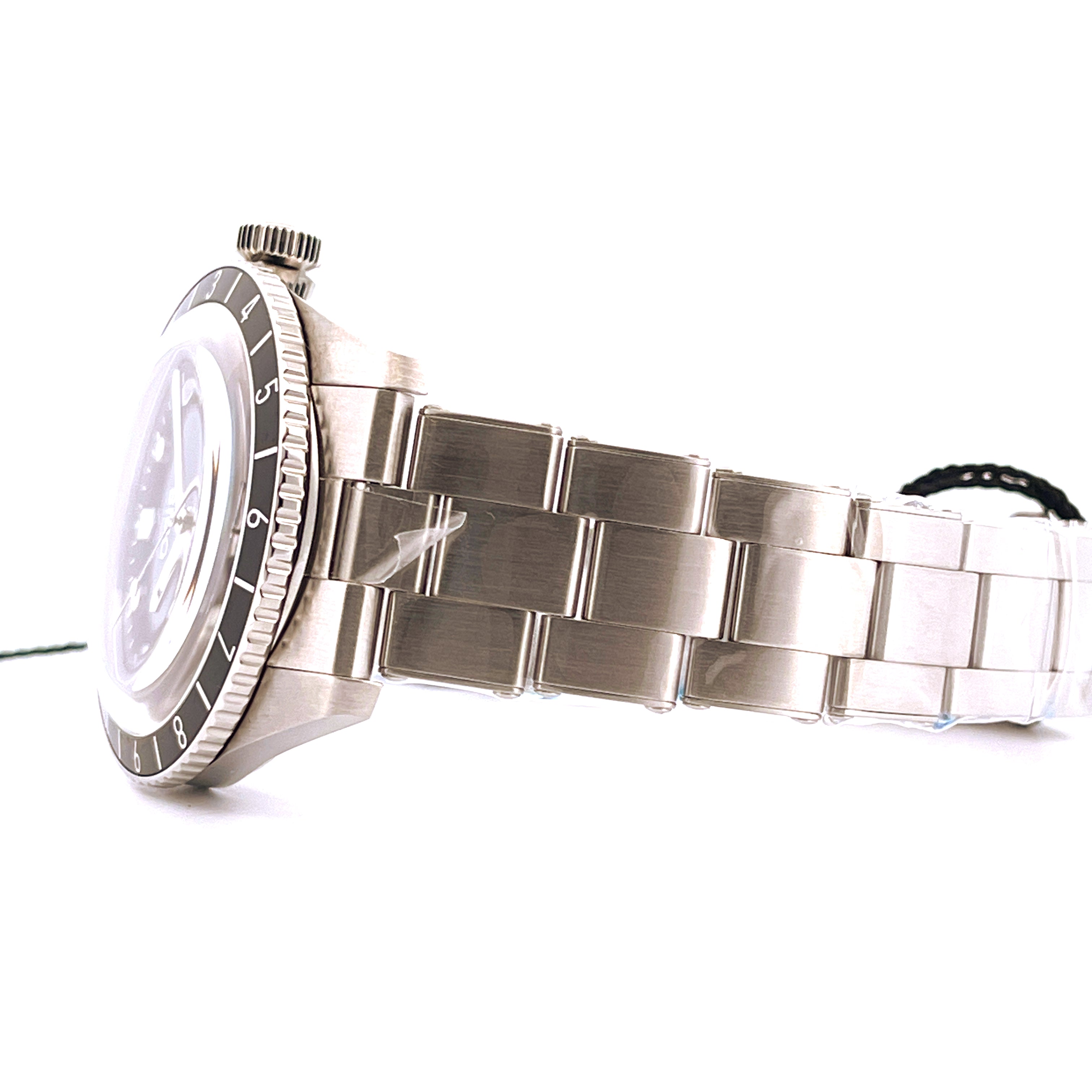 Oris Divers Sixty-five 12h Calibre 400 im Seitenprofil aus Edelstahl mit schwarzer Lünette und Gliederarmband