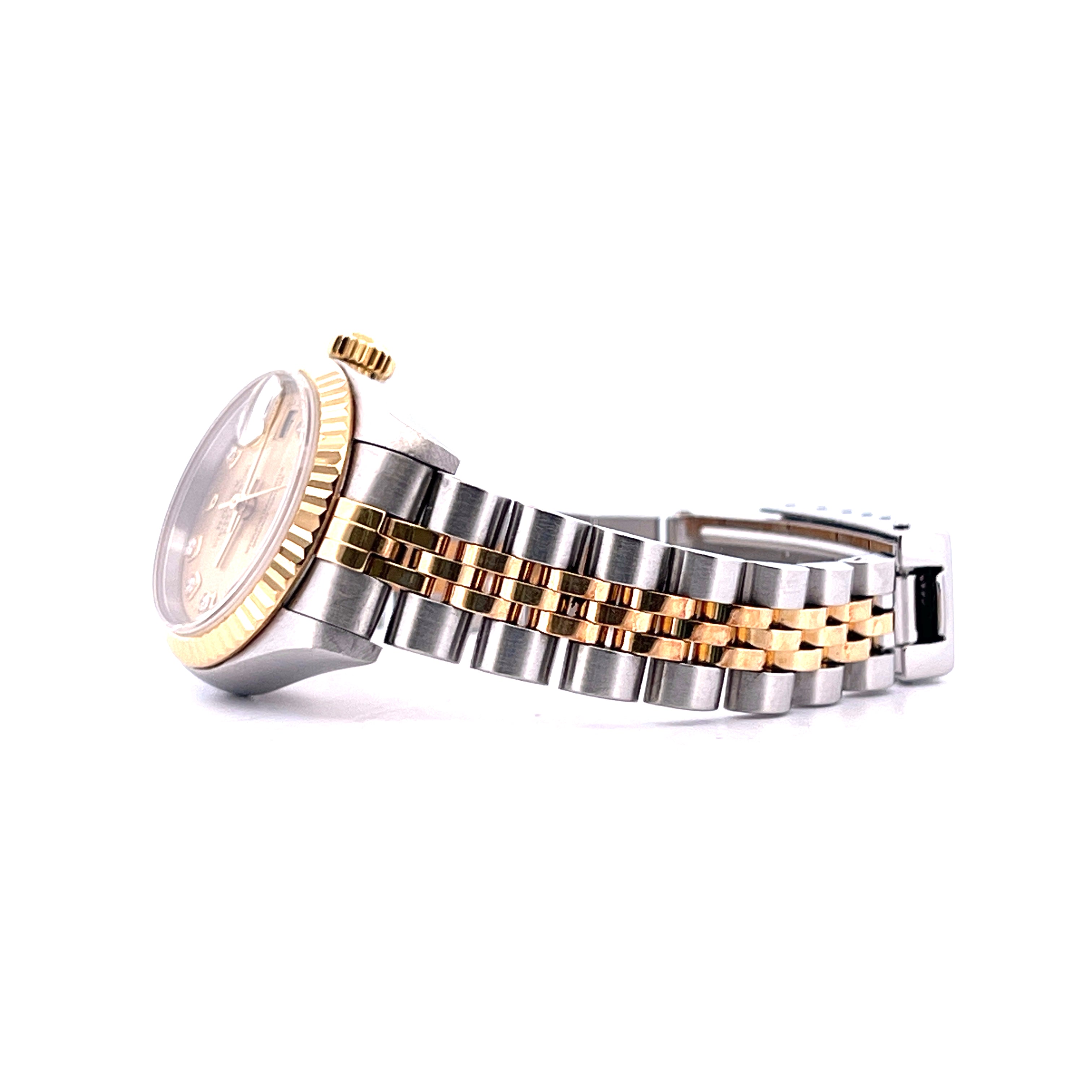 Seitenansicht einer Rolex Lady-Datejust aus Stahl und Gelbgold mit champagnerfarbenem Zifferblatt