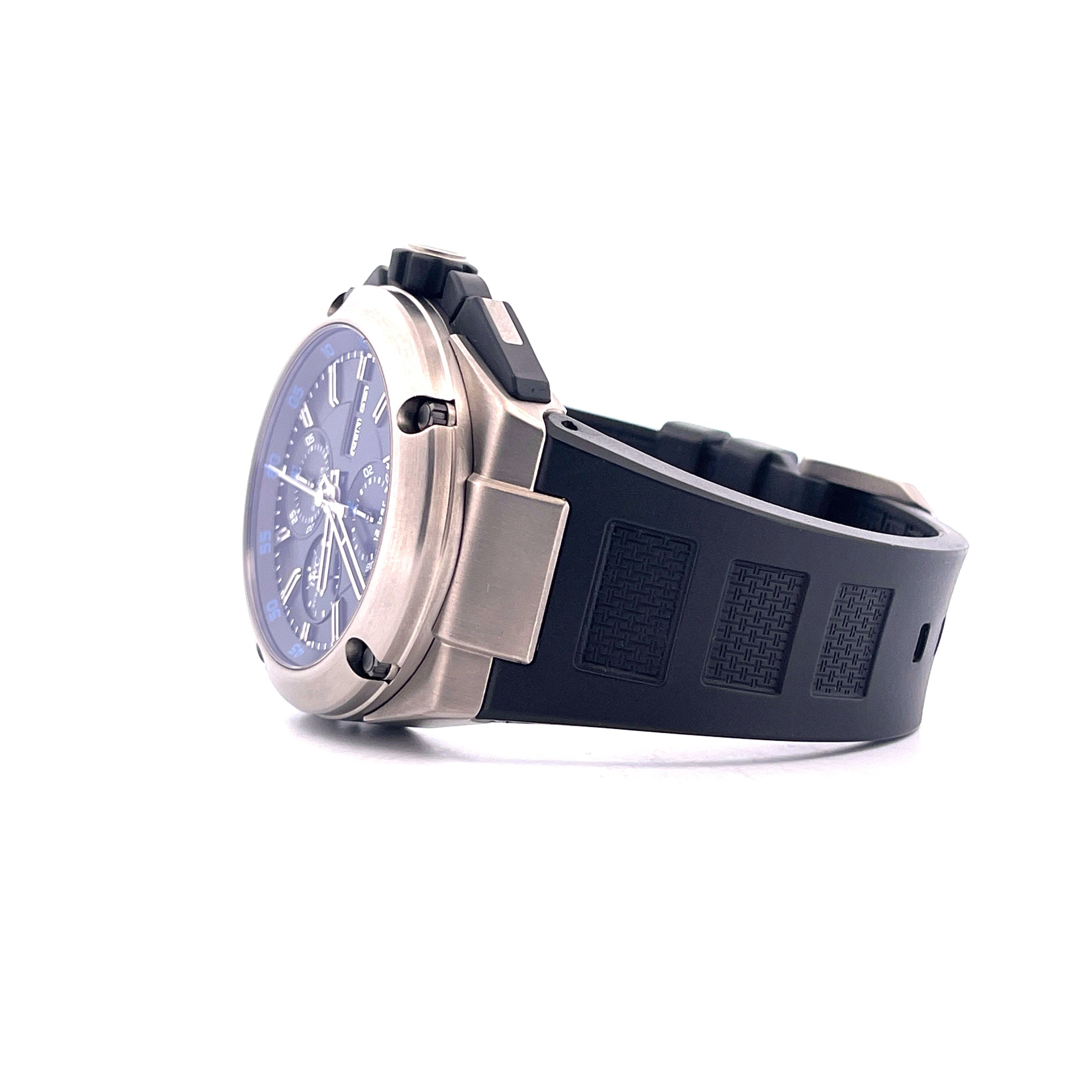 IWC Ingenieur Double Chronograph Titan mit blauem Zifferblatt und schwarzem Kautschukband im Profil