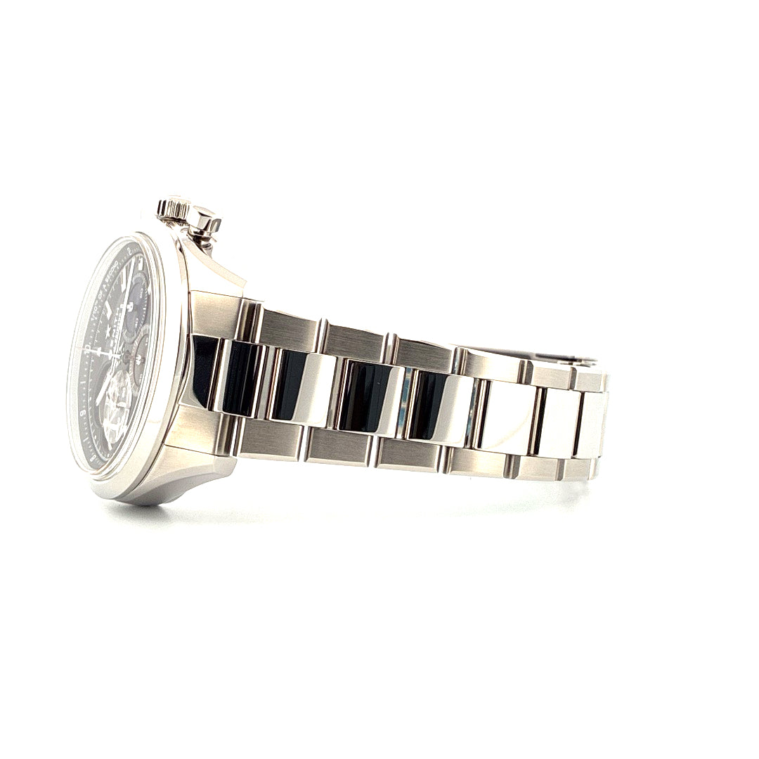 Zenith Chronomaster Open Automatic 39.5 mm Edelstahluhr in Seitenansicht mit poliertem Armband auf weißem Hintergrund