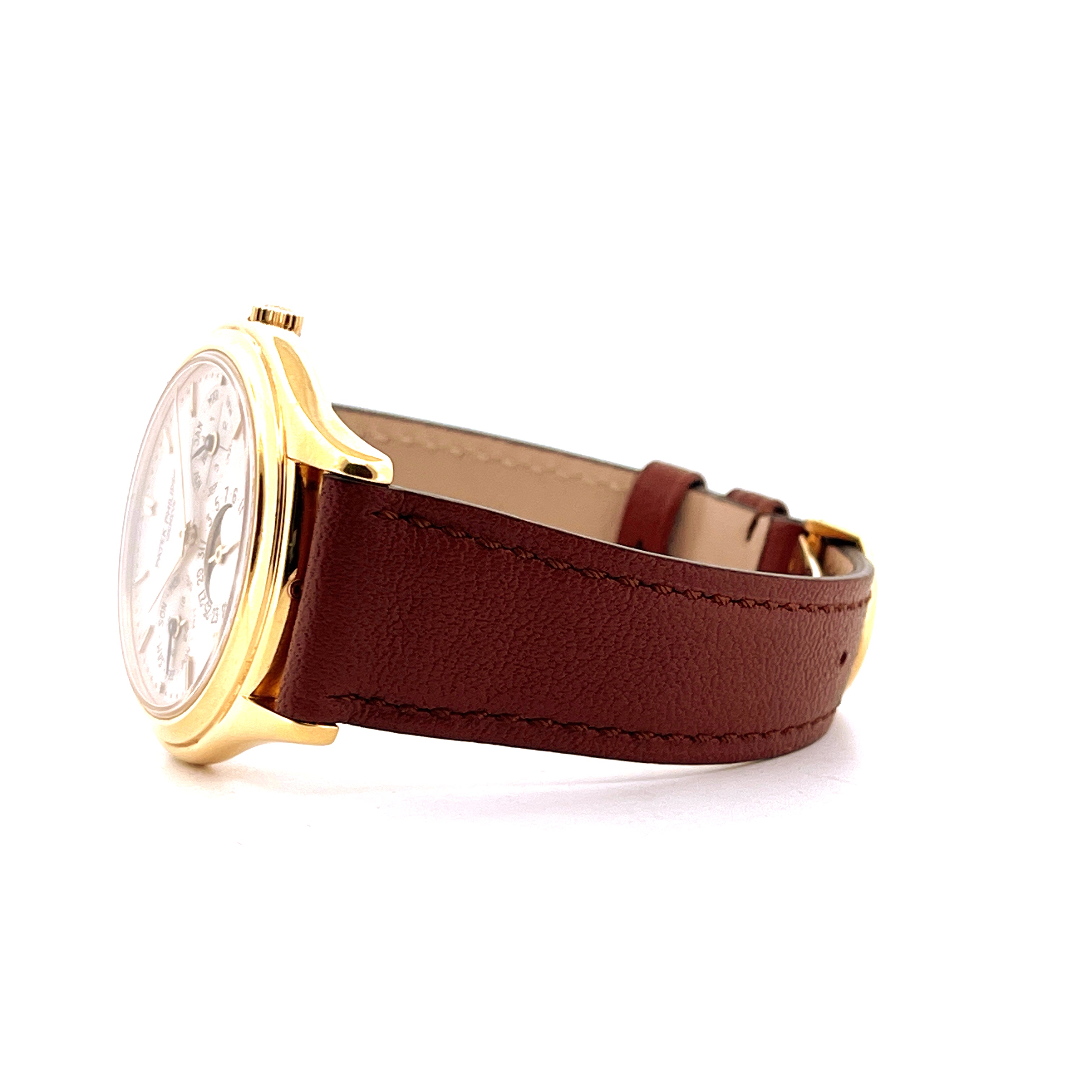 Patek Philippe Perpetual Calendar 3940J-017 im Seitenprofil mit braunem Lederarmband auf weißem Hintergrund