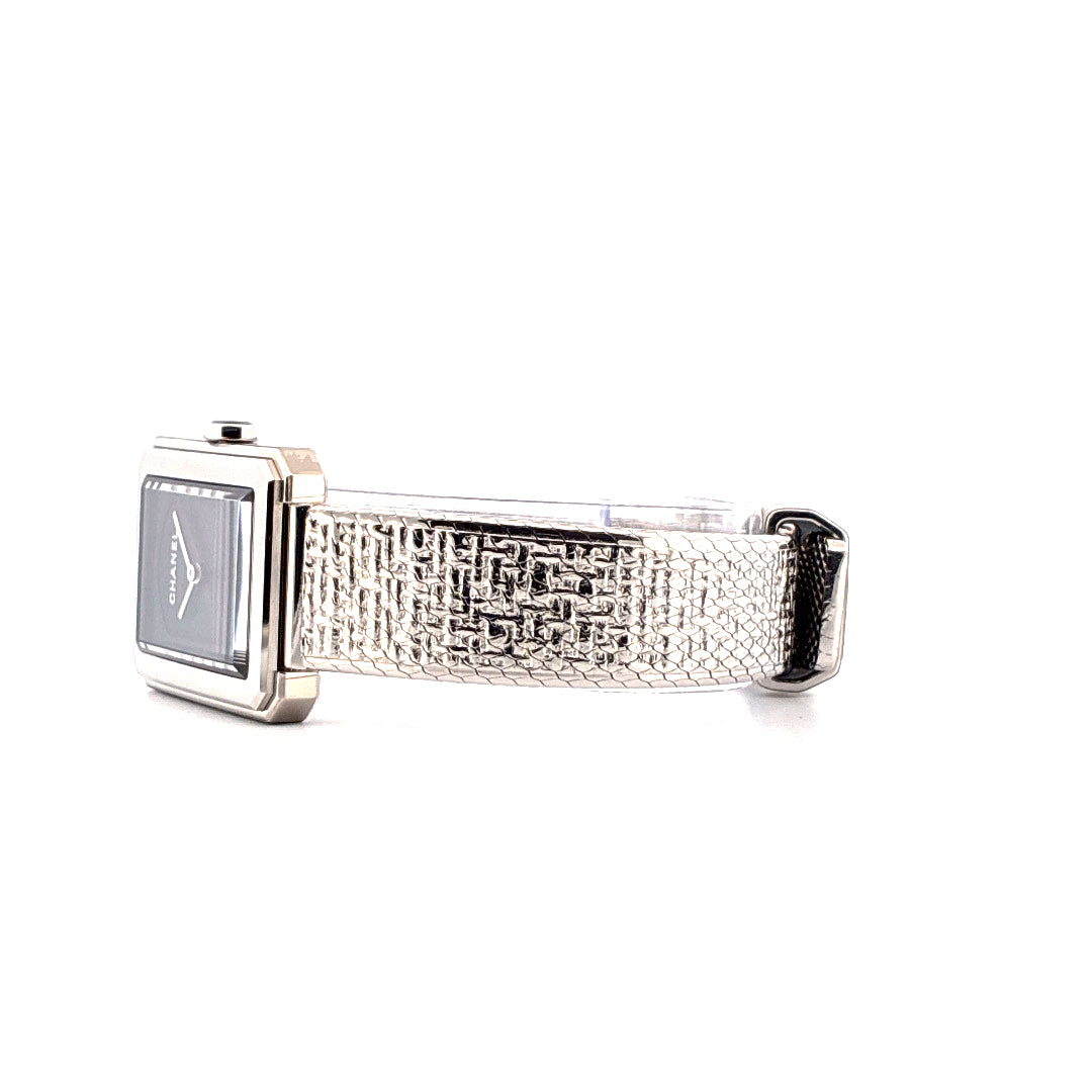 Seitenansicht einer Chanel Boyfriend Uhr aus Edelstahl mit strukturiertem Armband