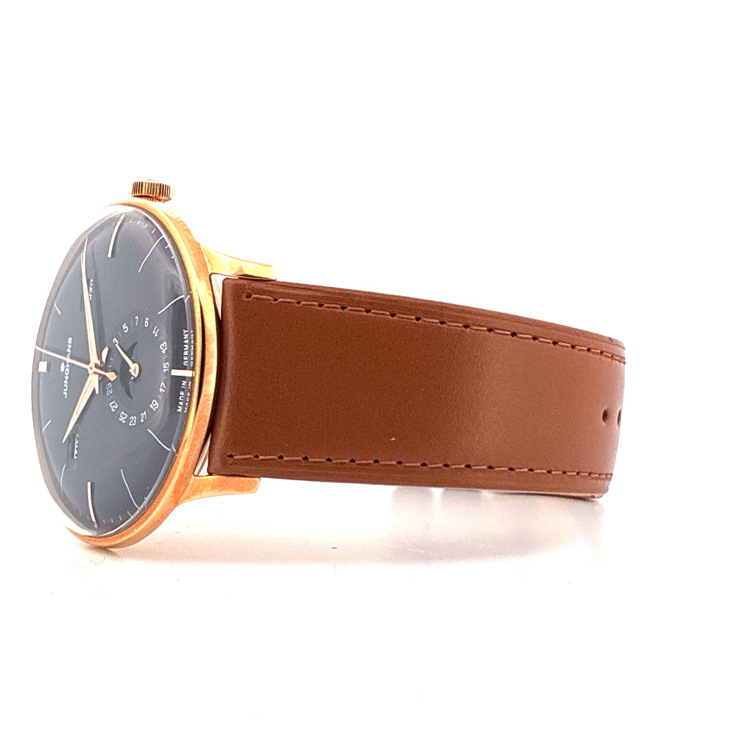 Junghans Meister Kalender Automatik Roségold PVD Edelstahlgehäuse mit braunem Lederarmband auf weißem Hintergrund