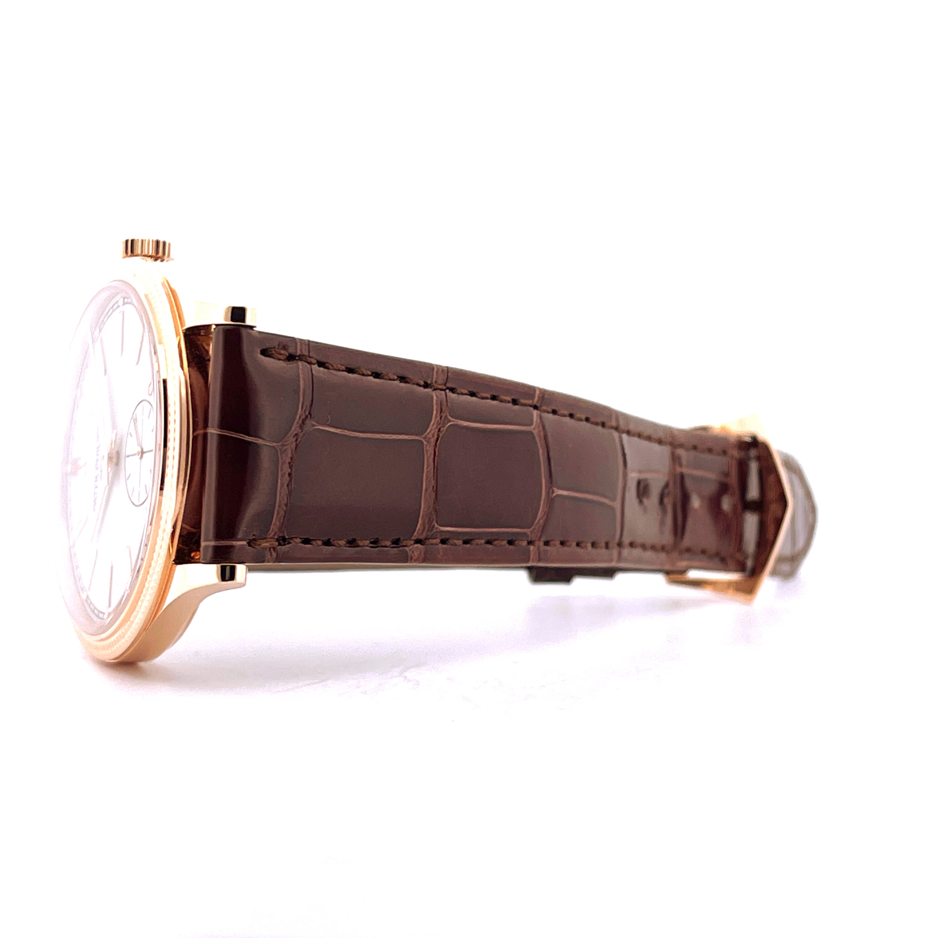 Seitenansicht einer Patek Philippe Calatrava 6119R-001 aus Roségold mit braunem Krokomberband