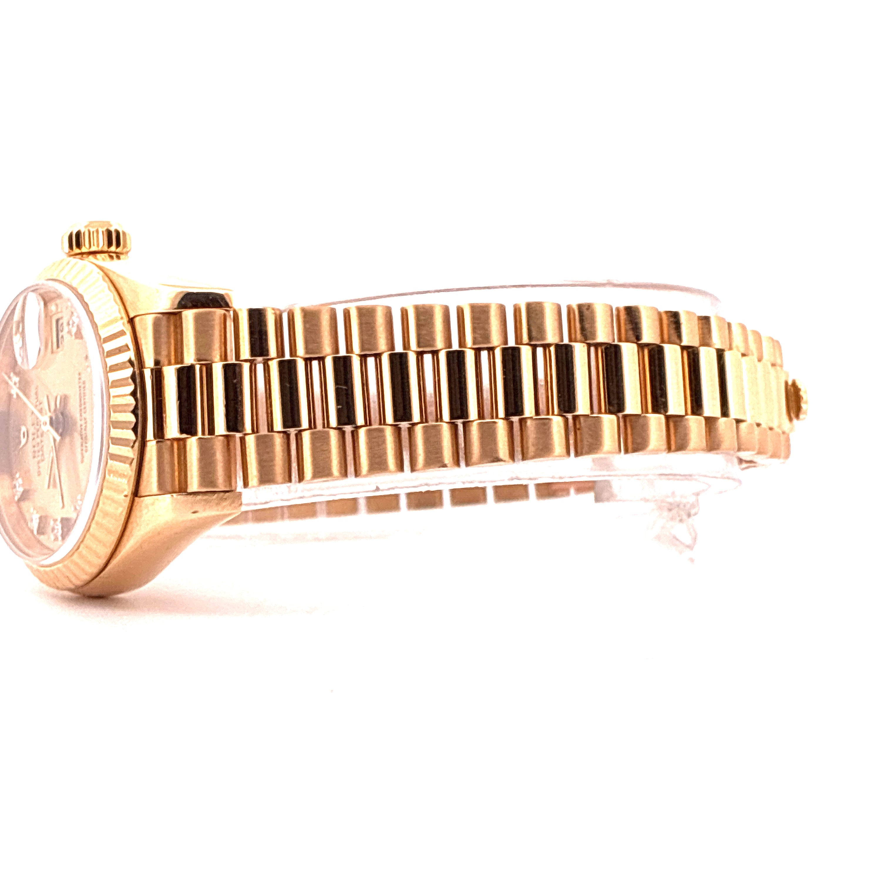 Rolex Lady-Datejust in Gold mit feingliedrigem Armband von der Seite aufgenommen auf weissem Hintergrund