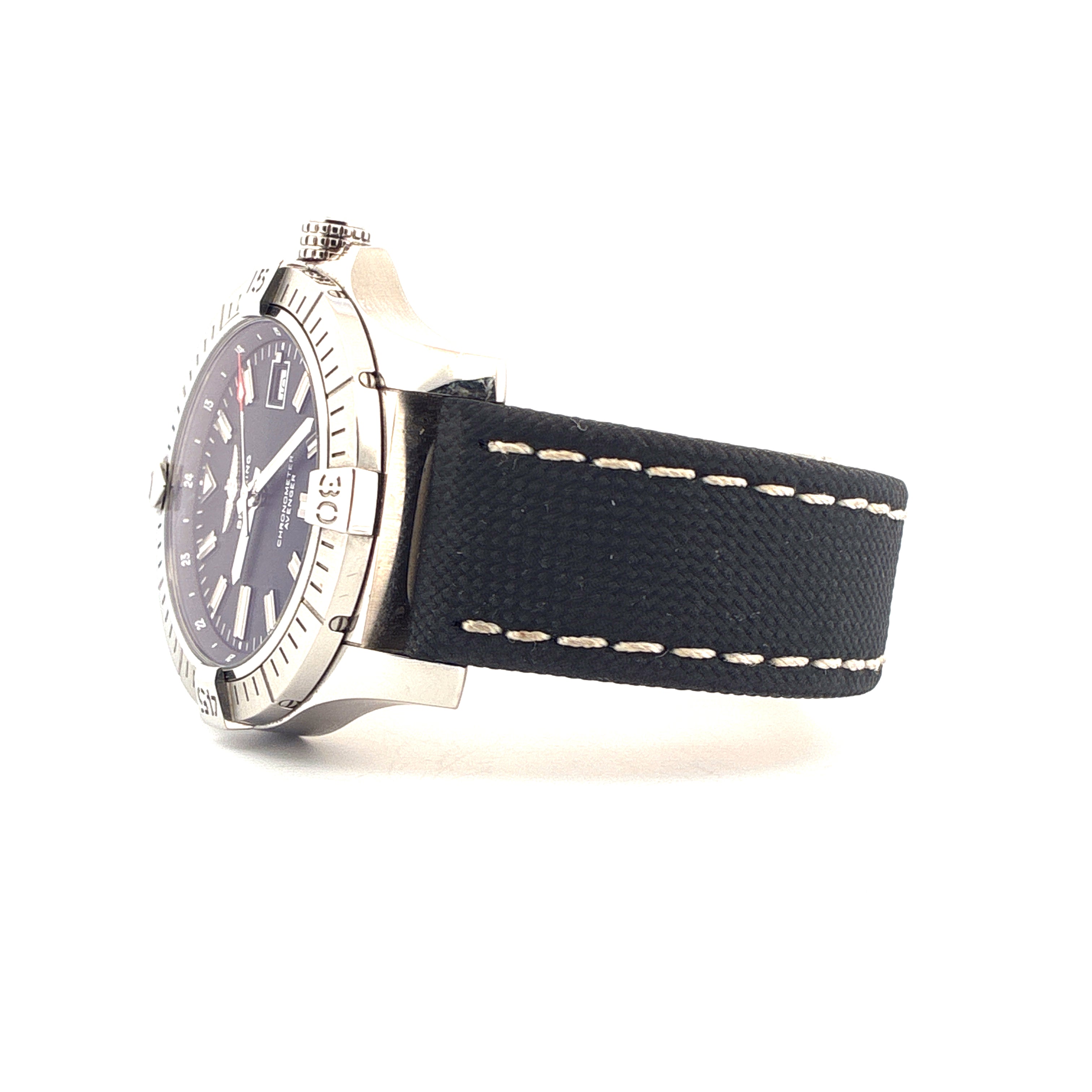 Breitling Avenger Automatic 43 Stahl mit schwarzem Armband in Seitenansicht auf weißem Hintergrund