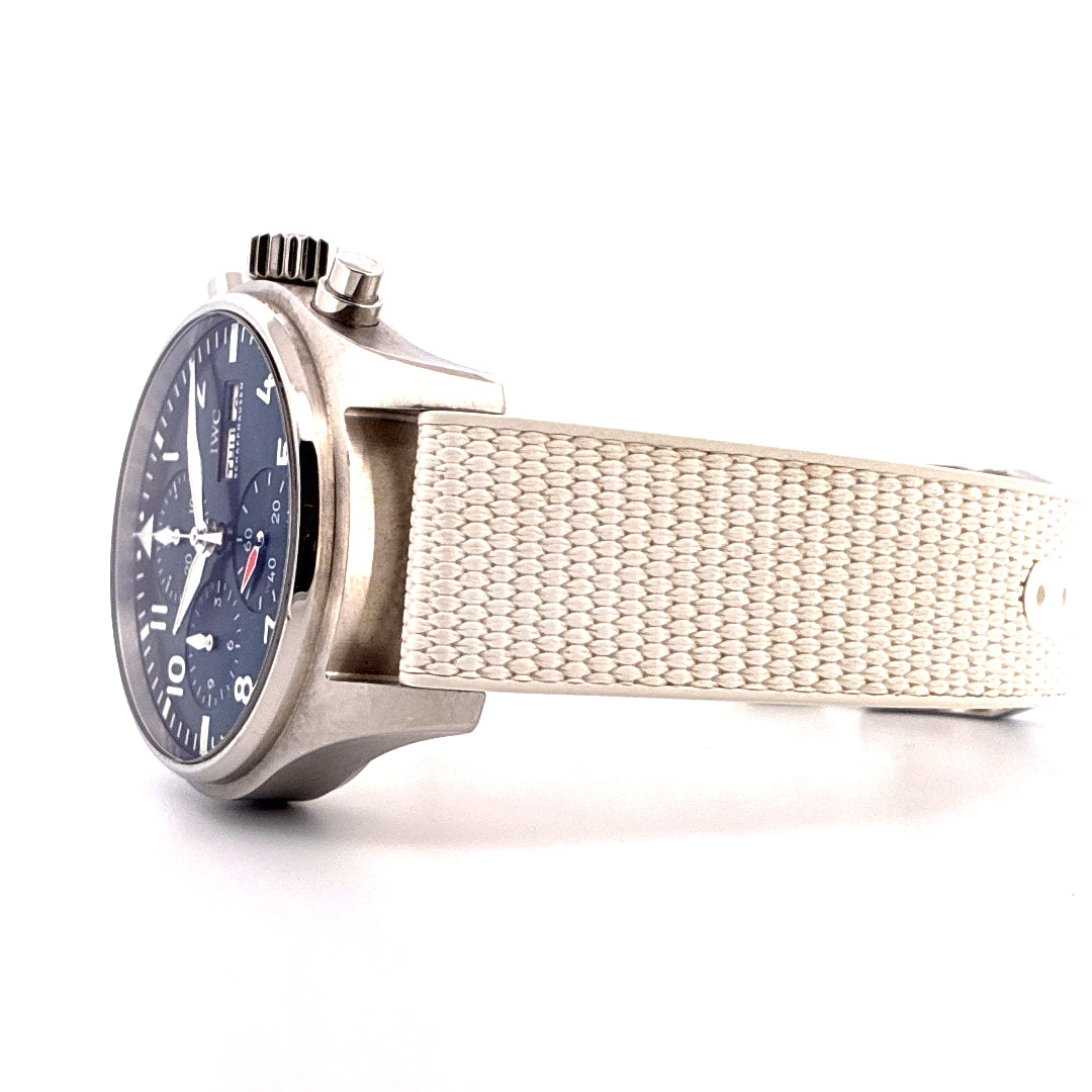 IWC Pilot's Watch Chronograph im Profil mit hellem Textilarmband auf weißem Hintergrund