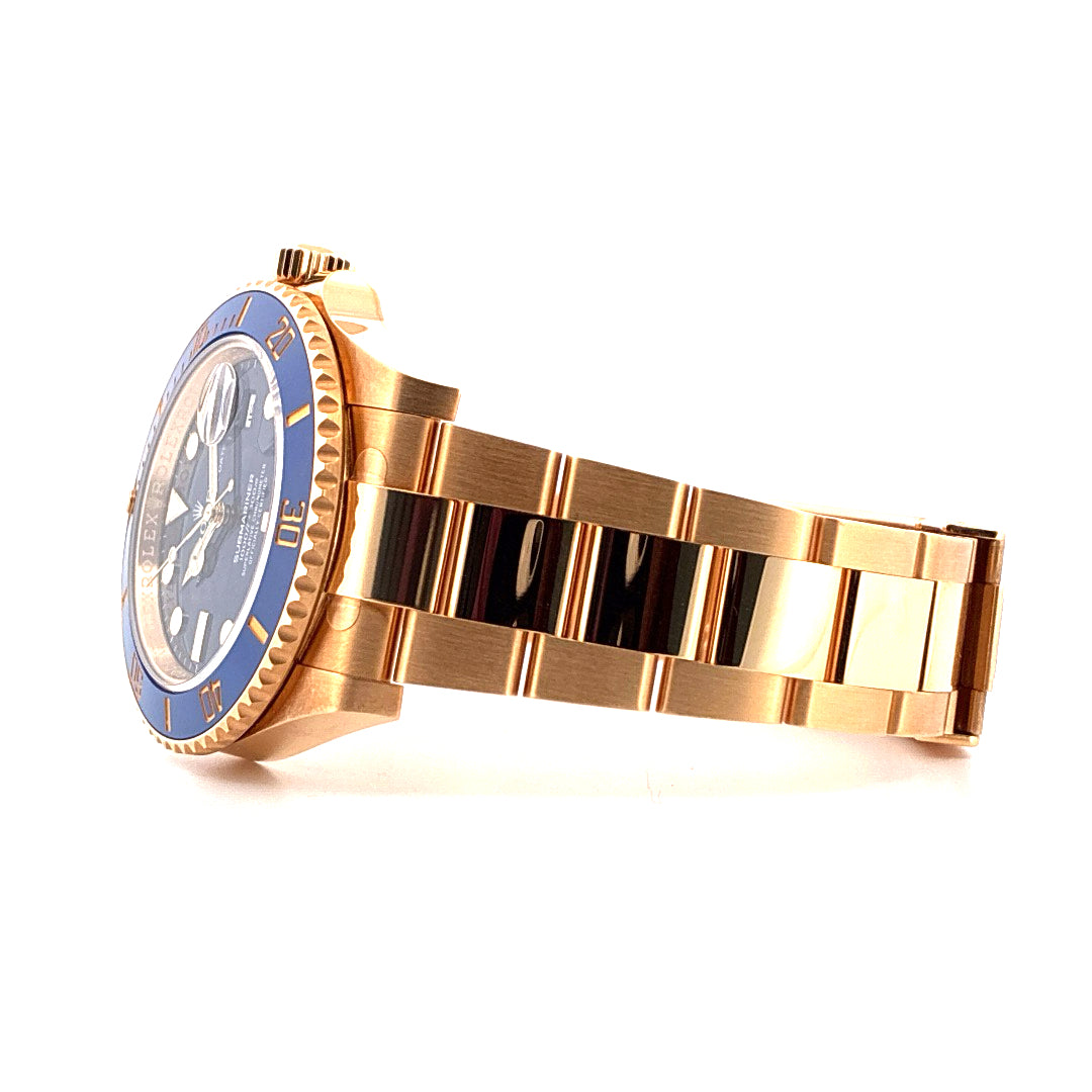 Rolex Submariner Date 41 mm Gelbgold Automatik mit blauem Zifferblatt Seitenansicht mit Armband