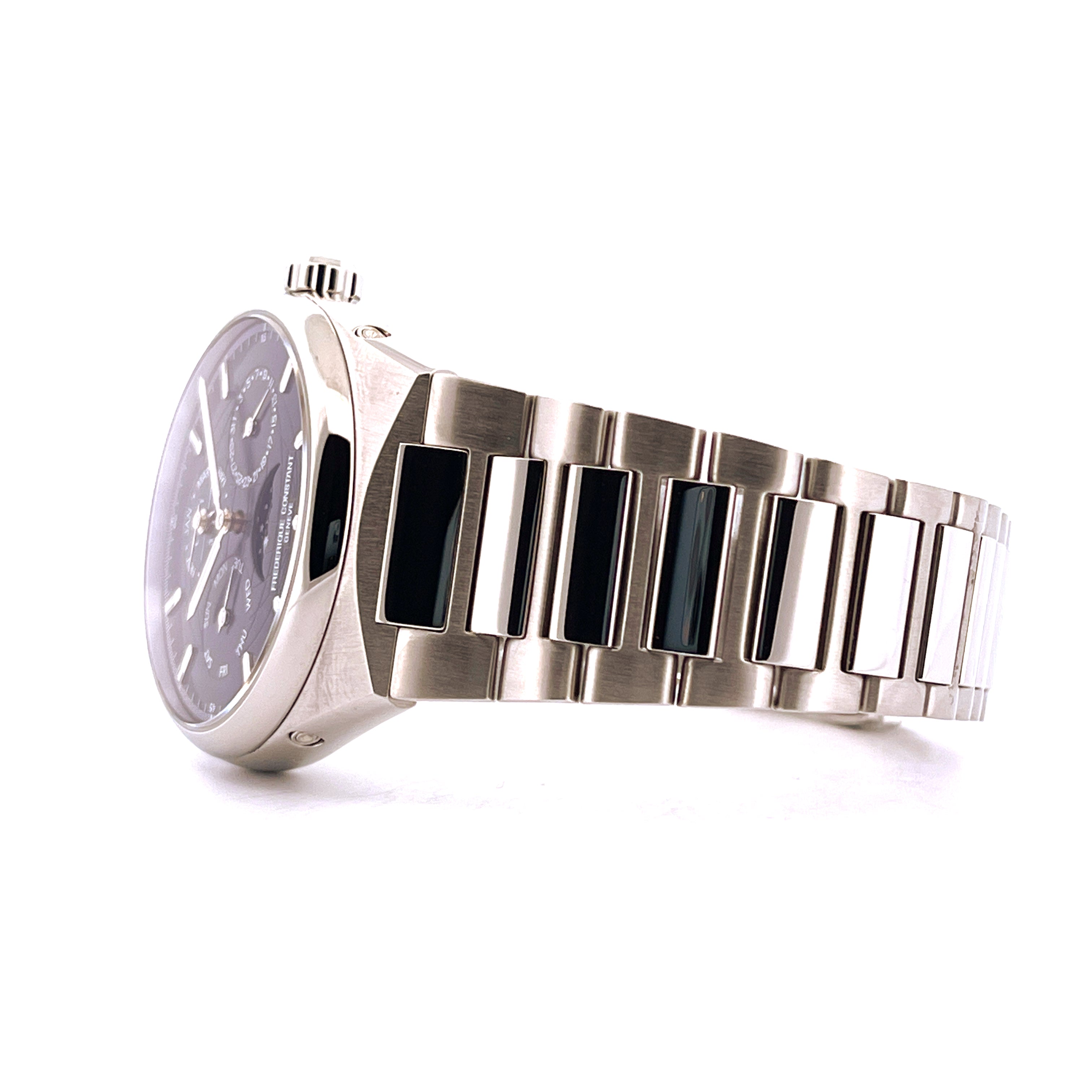 Seitenansicht einer Frederique Constant Highlife Perpetual Calendar Manufacture mit silbernem Gliederarmband und blauem Zi…