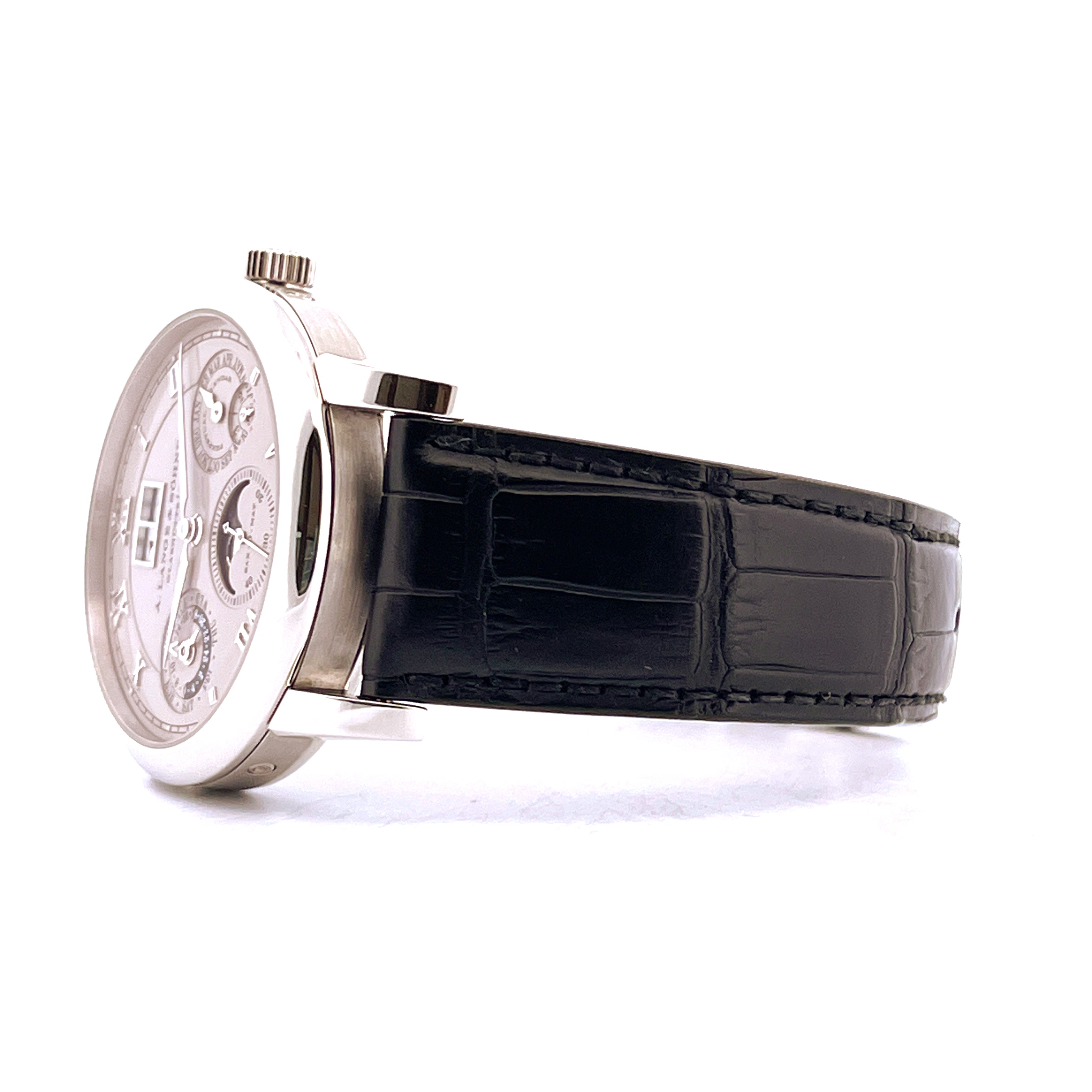 Seitenansicht einer A. Lange & Söhne Langematik Perpetual in Platin mit schwarzem Lederarmband
