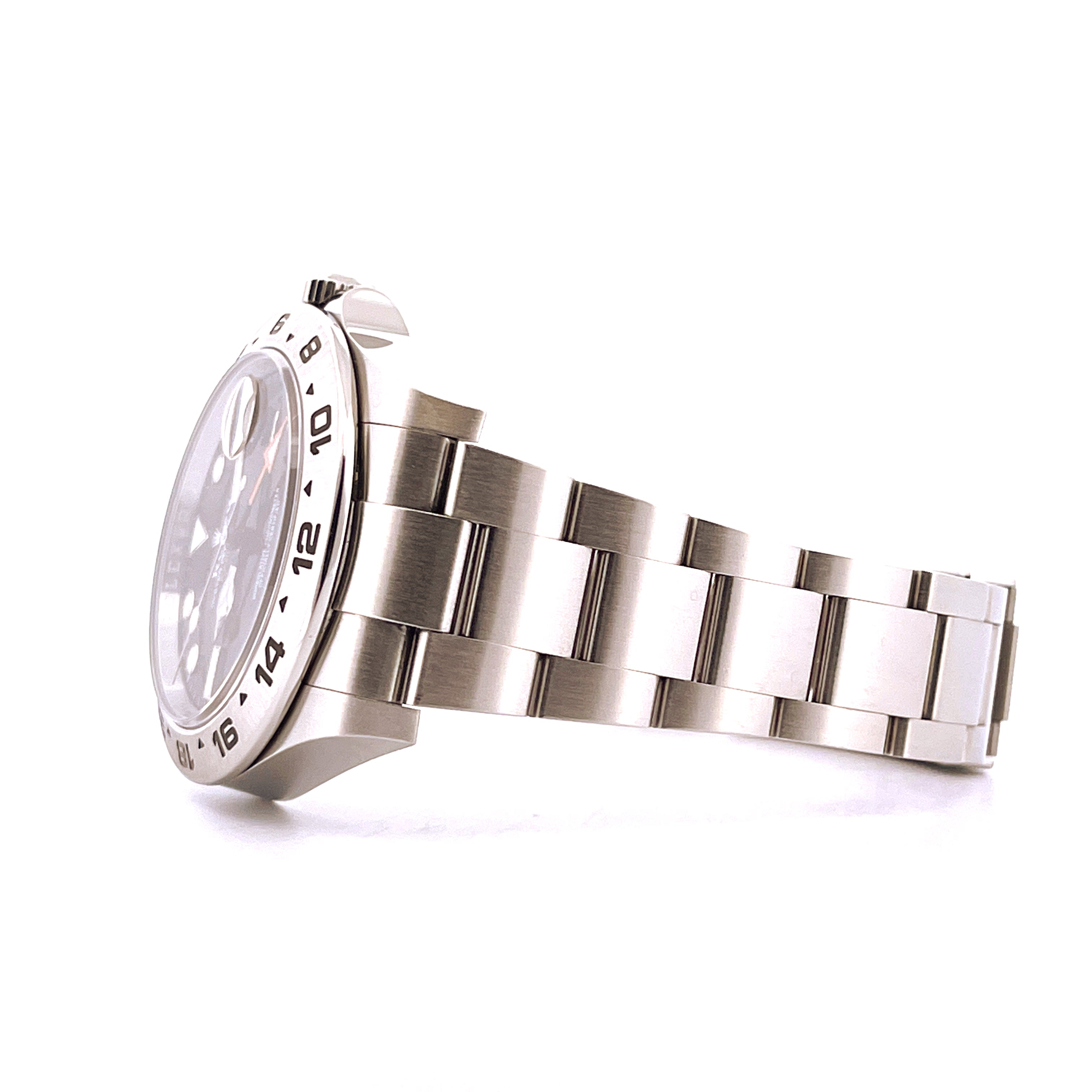 Rolex Explorer II Black 42mm von der Seite mit Edelstahlarmband auf weißem Hintergrund
