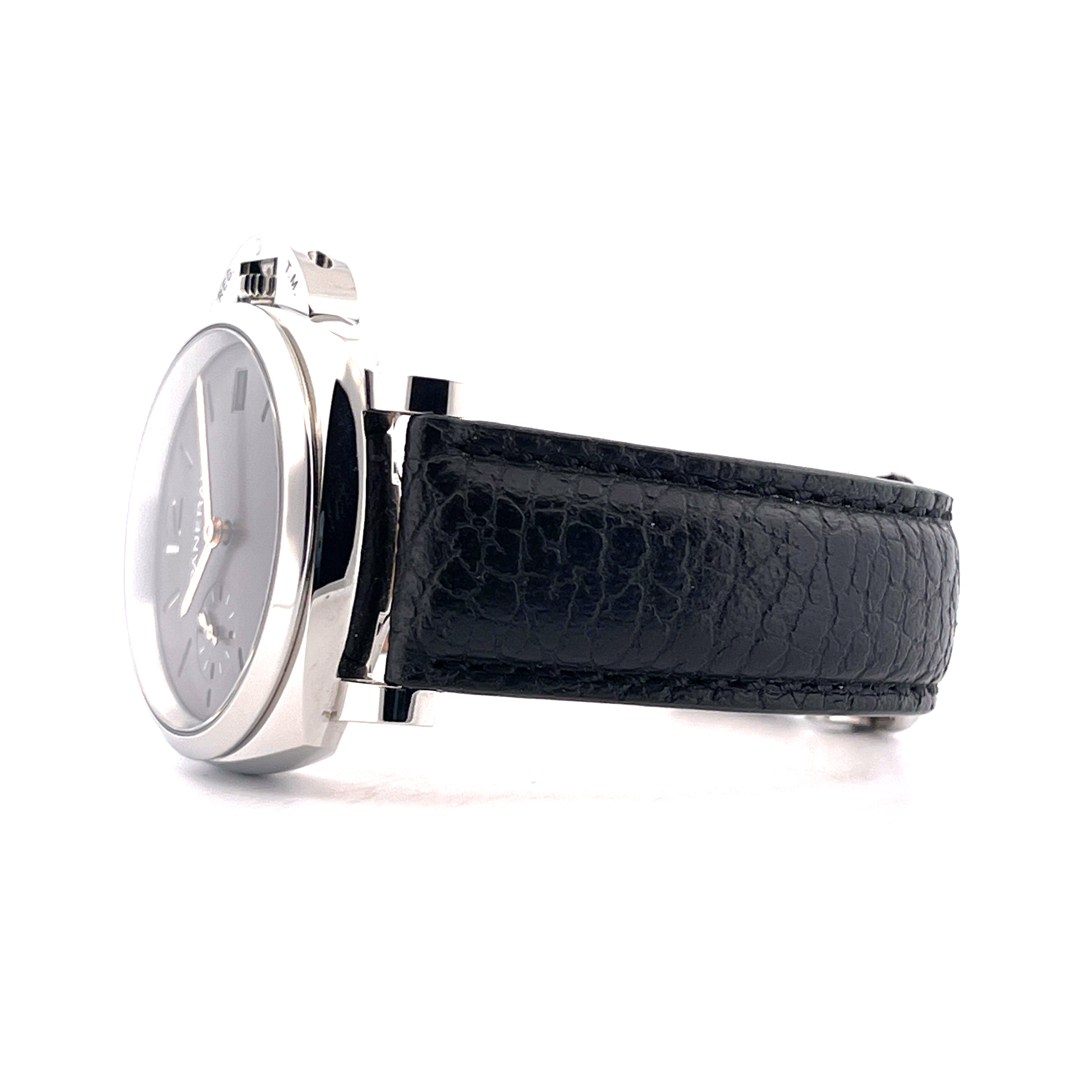 Seitenansicht einer Panerai Luminor Due 38mm mit schwarzem Lederarmband und Edelstahlgehäuse