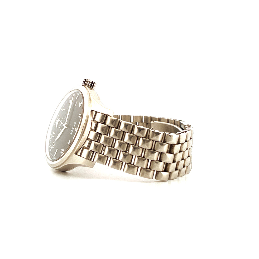 IWC Spitfire Mark XV aus Edelstahl, Seitenansicht mit silbernem Gliederarmband auf weißem Hintergrund