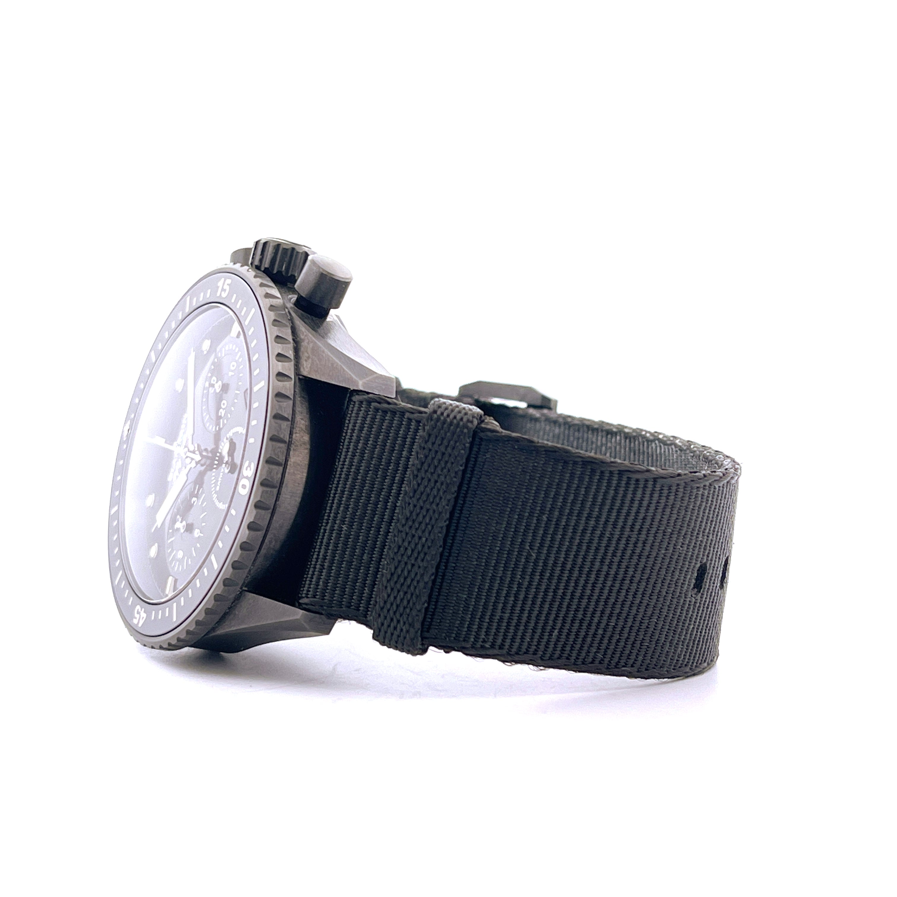 Blancpain Fifty Fathoms Bathyscaphe Flyback Ceramic Armbanduhr in dunkler Seitenansicht auf weißem Hintergrund