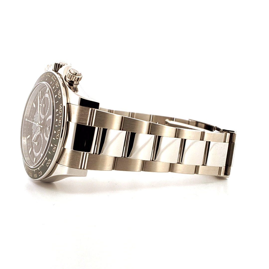 Rolex Daytona 126500LN im Profil auf weissem Hintergrund Edelstahlgehaeuse und Armband sichtbare Indexe und drei Totalisatoren