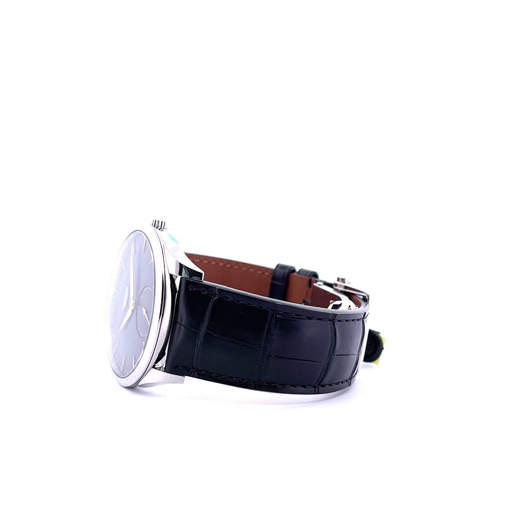 Parmigiani Tonda 1950 Herrenuhr im Seitenprofil mit schwarzem Krokolederarmband und Edelstahldose auf weißem Hintergrund