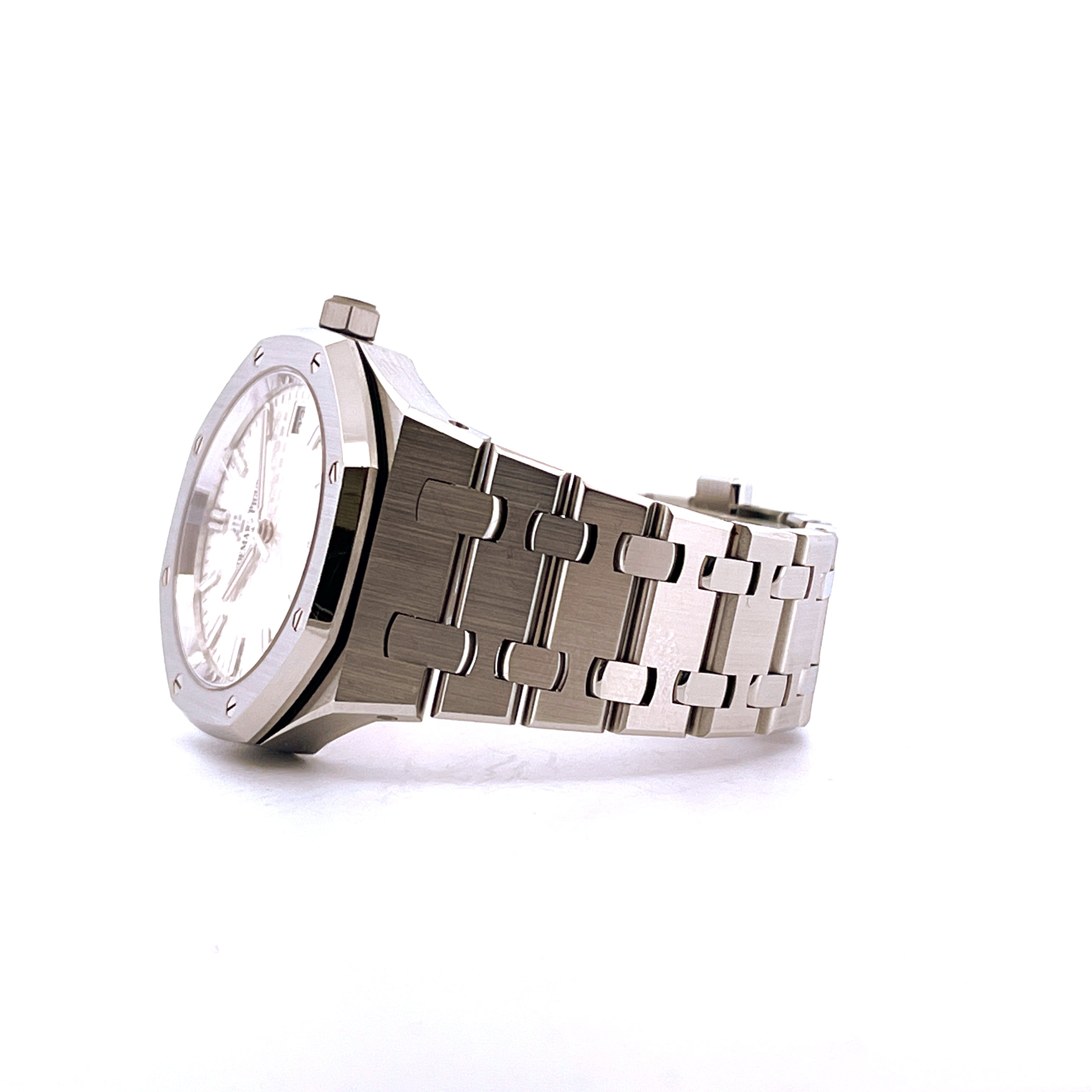 Audemars Piguet Royal Oak Selfwinding 34mm Edelstahl von der Seite mit silbernem Armband auf weißem Hintergrund