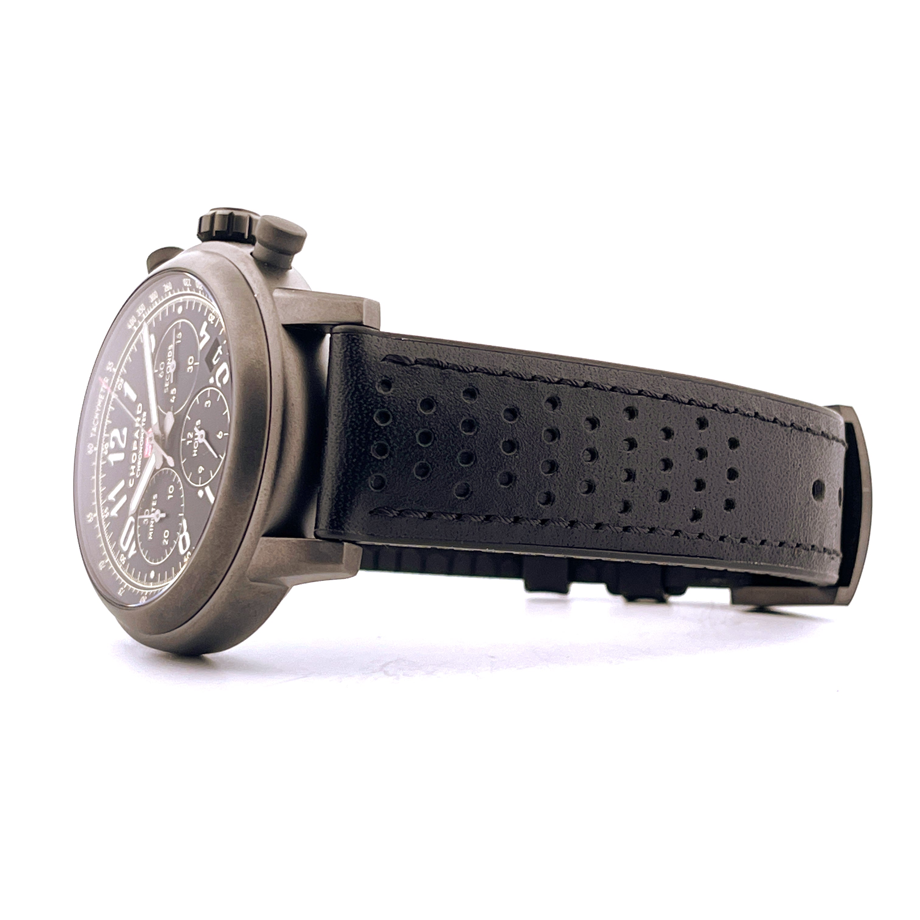 Chopard Mille Miglia Race Edition: Seitenansicht einer Uhr mit schwarzem Lederband mit Perforation und Chronographenanzeigen