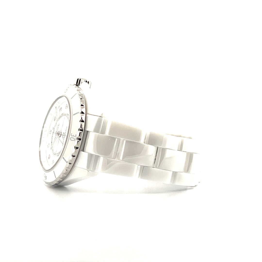Chanel J12 38mm Automatik Uhr Keramik weißes Zifferblatt und Armband auf weißem Hintergrund