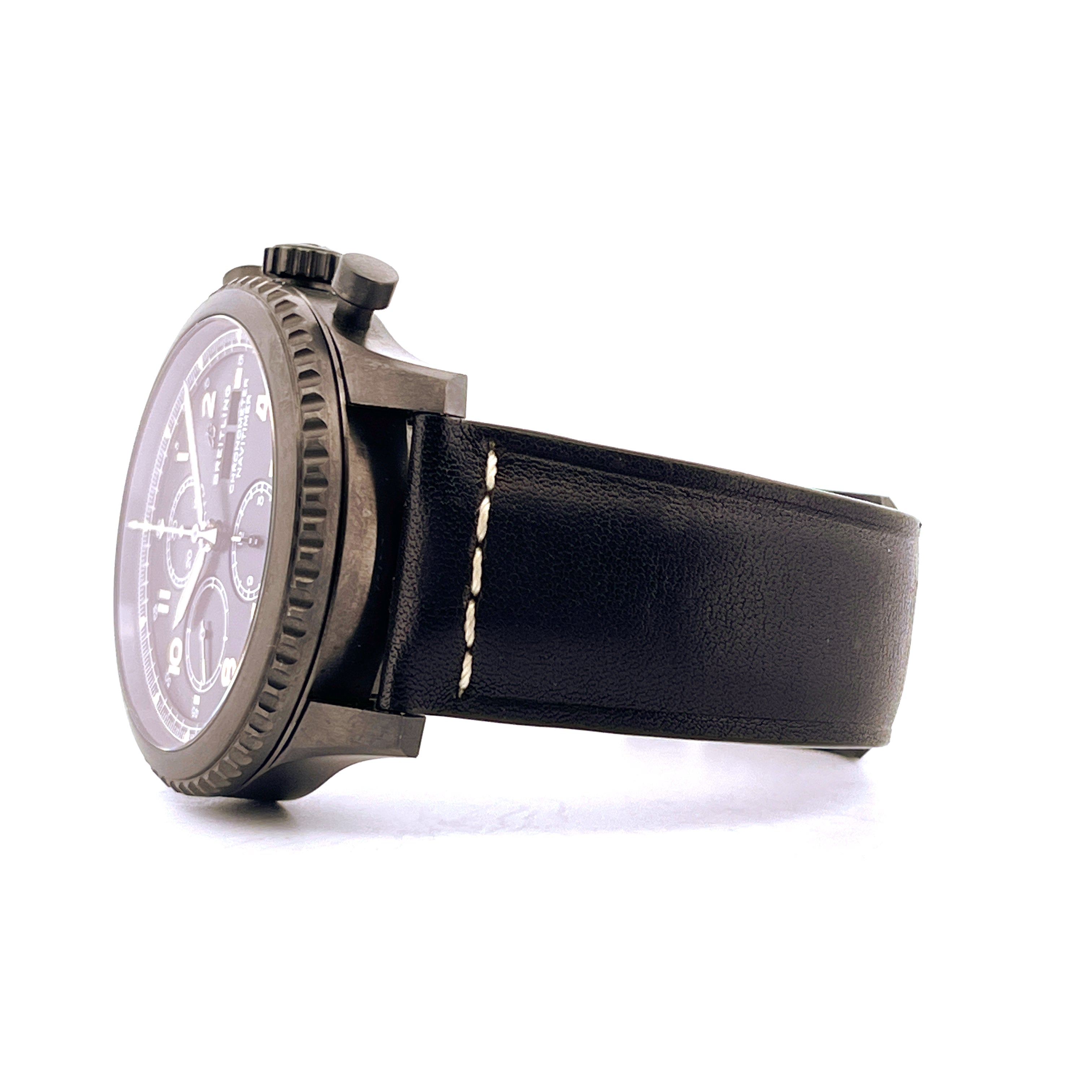 Breitling Navitimer 8 Chronograph 43mm mit schwarzem Lederband und Zifferblatt seitlich abgebildet
