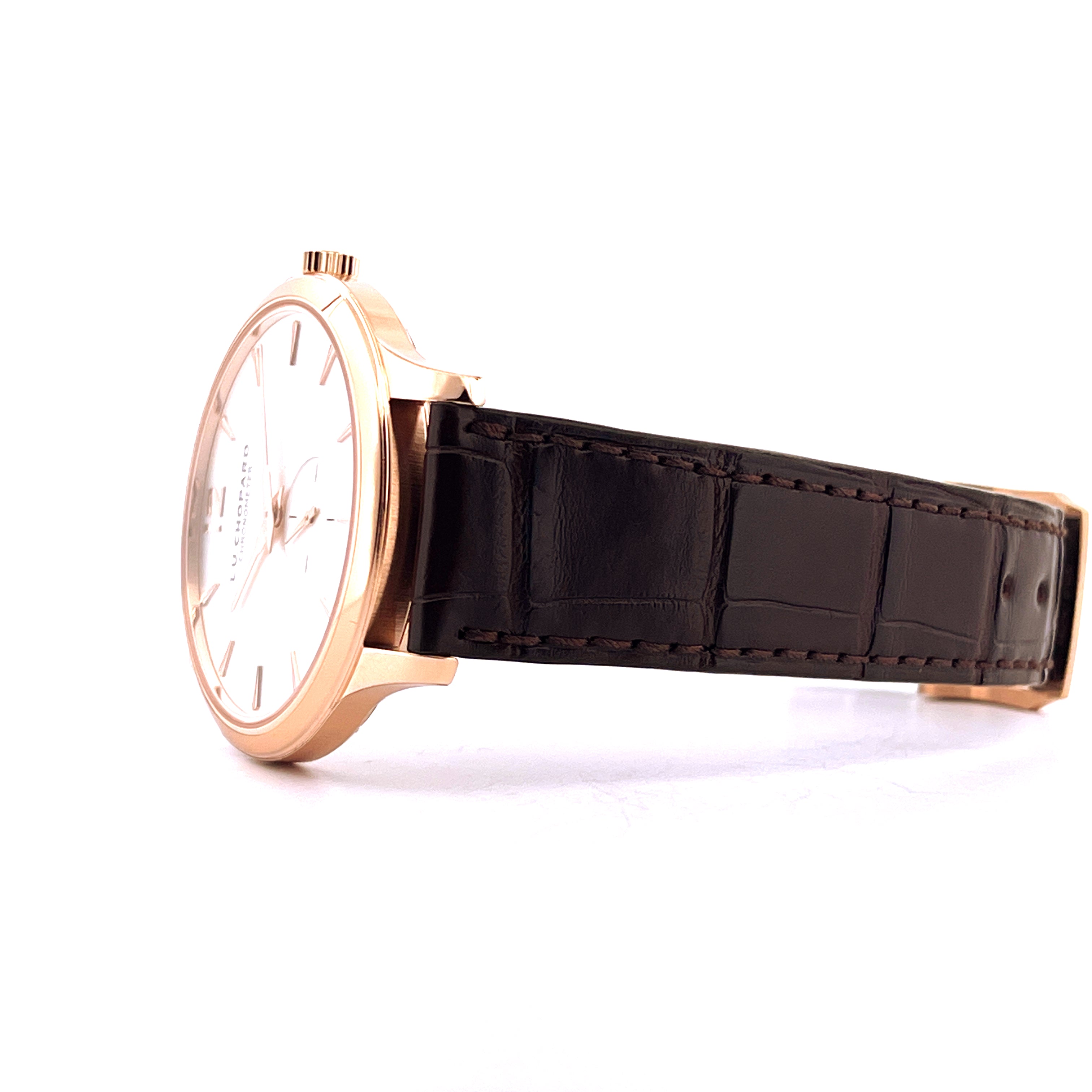 Chopard XPS L.U.C Roségold Uhr im Detail mit braunem Lederarmband auf weißem Hintergrund
