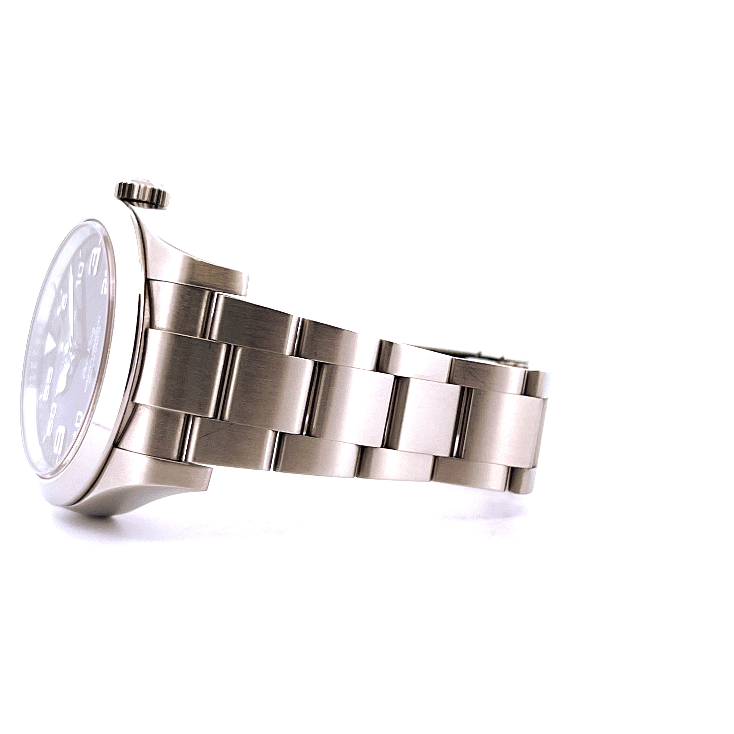 Rolex Air King 116900 im Stahlgehäuse mit Armband in Seitenansicht auf weißem Hintergrund